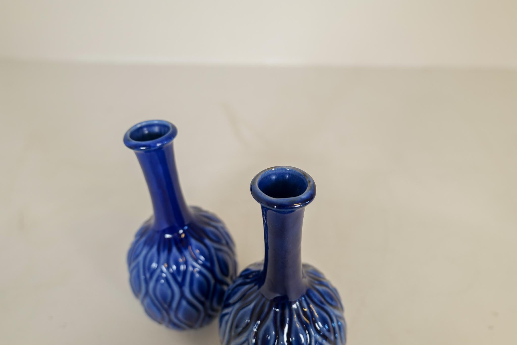 Jarrones de pavo real azul y rojo de mediados de siglo Sven Erik Skawonius Upsala Ekeby, Años 50 en venta 4