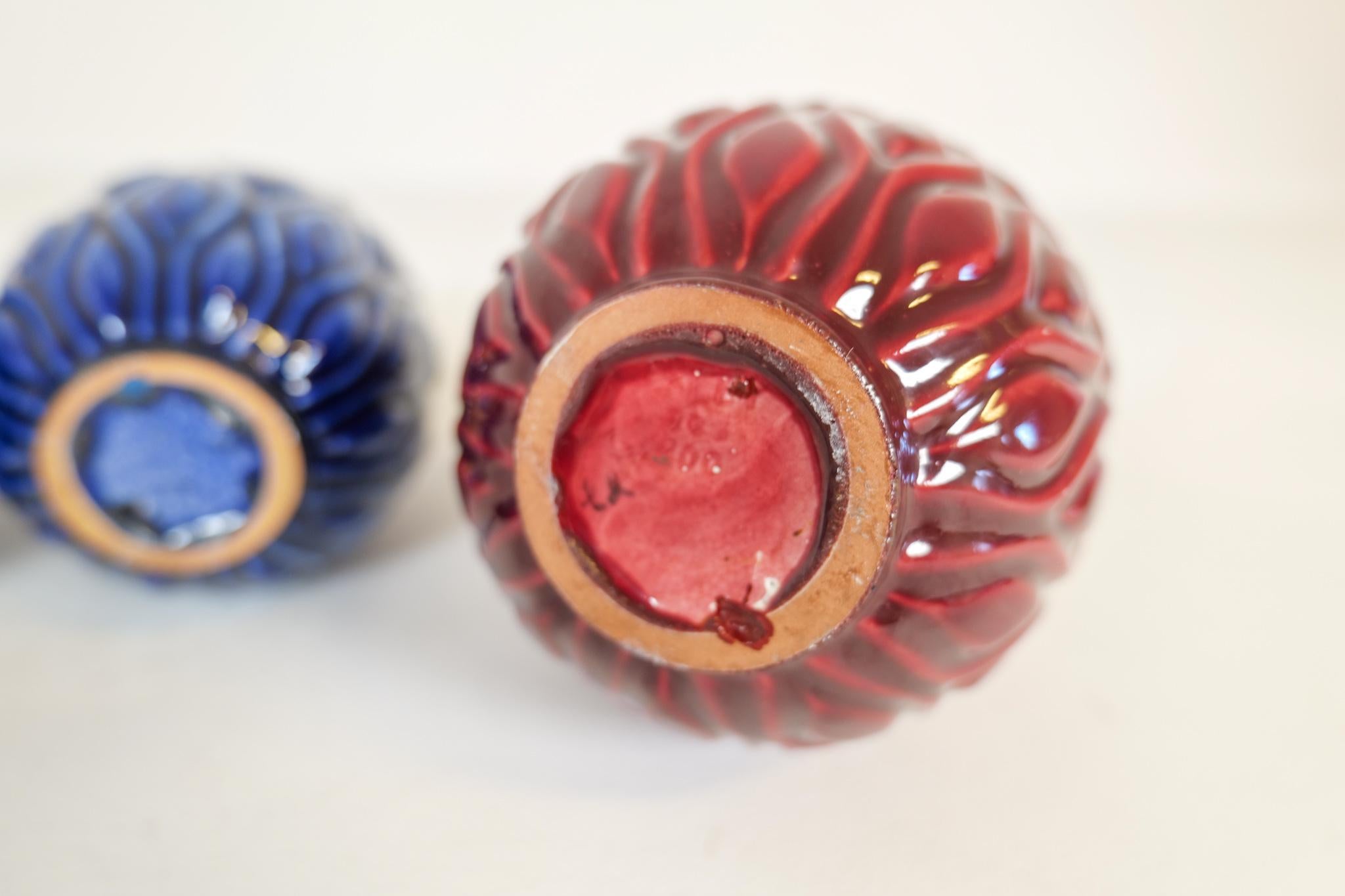 Jarrones de pavo real azul y rojo de mediados de siglo Sven Erik Skawonius Upsala Ekeby, Años 50 en venta 6