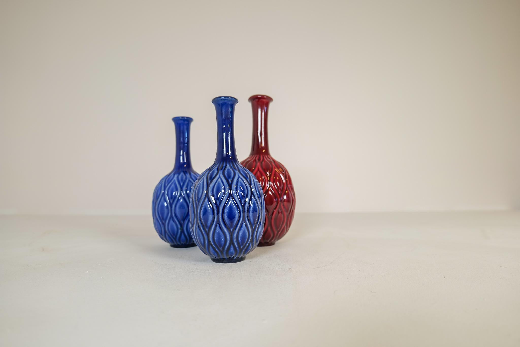 Jarrones de pavo real azul y rojo de mediados de siglo Sven Erik Skawonius Upsala Ekeby, Años 50 Moderno de mediados de siglo en venta