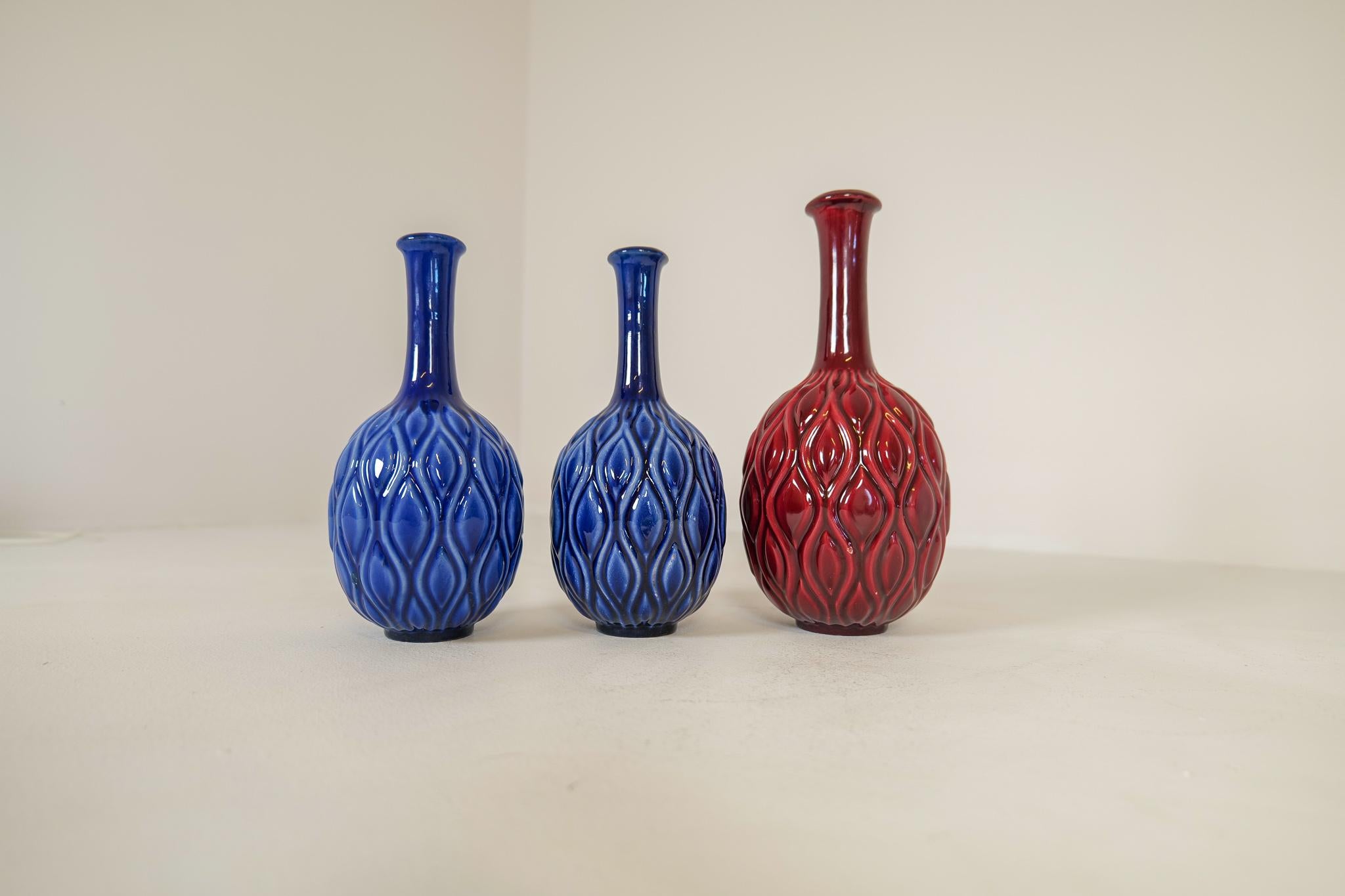 Jarrones de pavo real azul y rojo de mediados de siglo Sven Erik Skawonius Upsala Ekeby, Años 50 en Bueno estado para la venta en Hillringsberg, SE