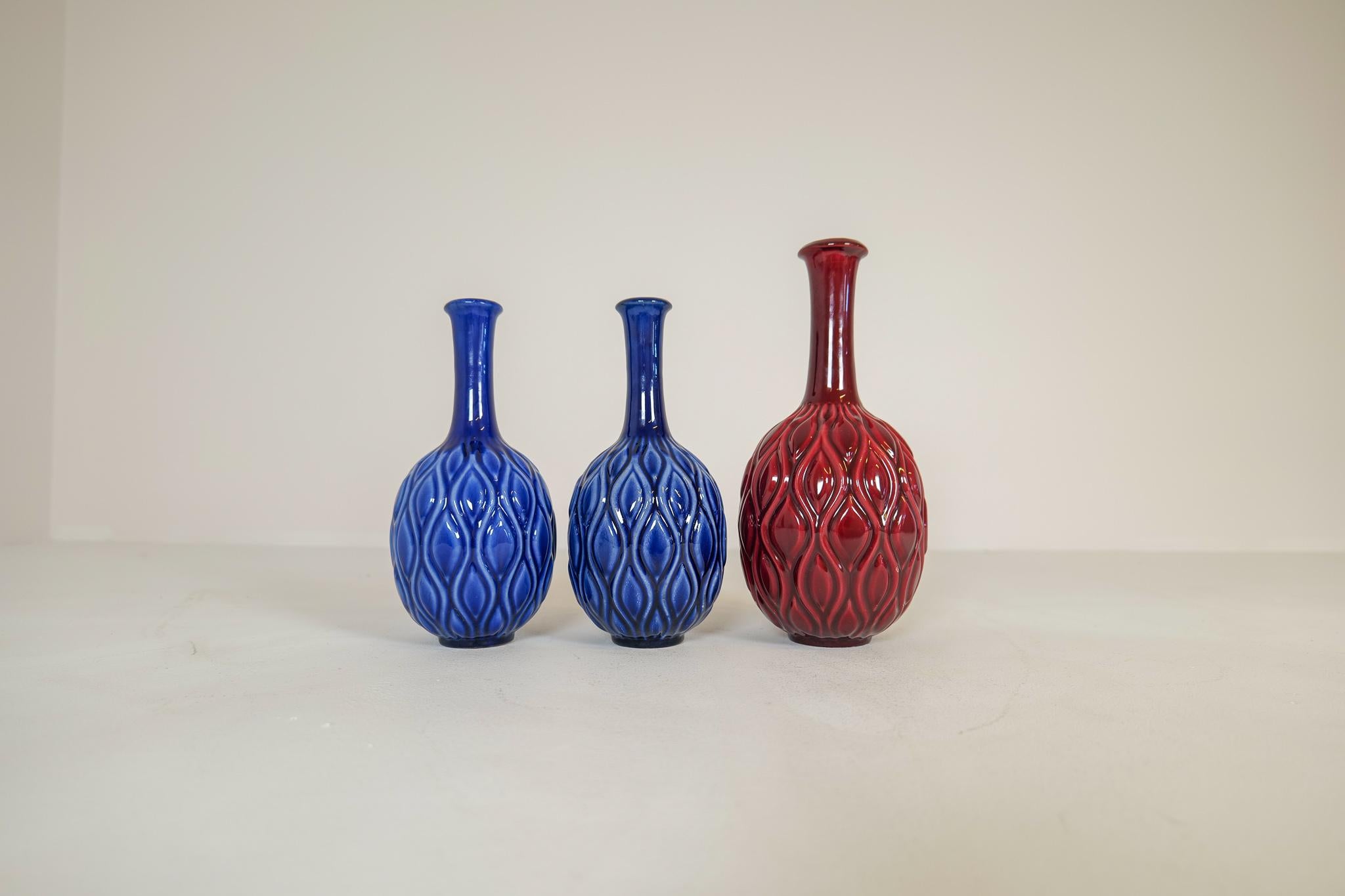 Blaue und rote Pfauenvasen aus der Mitte des Jahrhunderts Sven Erik Skawonius Upsala Ekeby, 1950er Jahre (Keramik) im Angebot