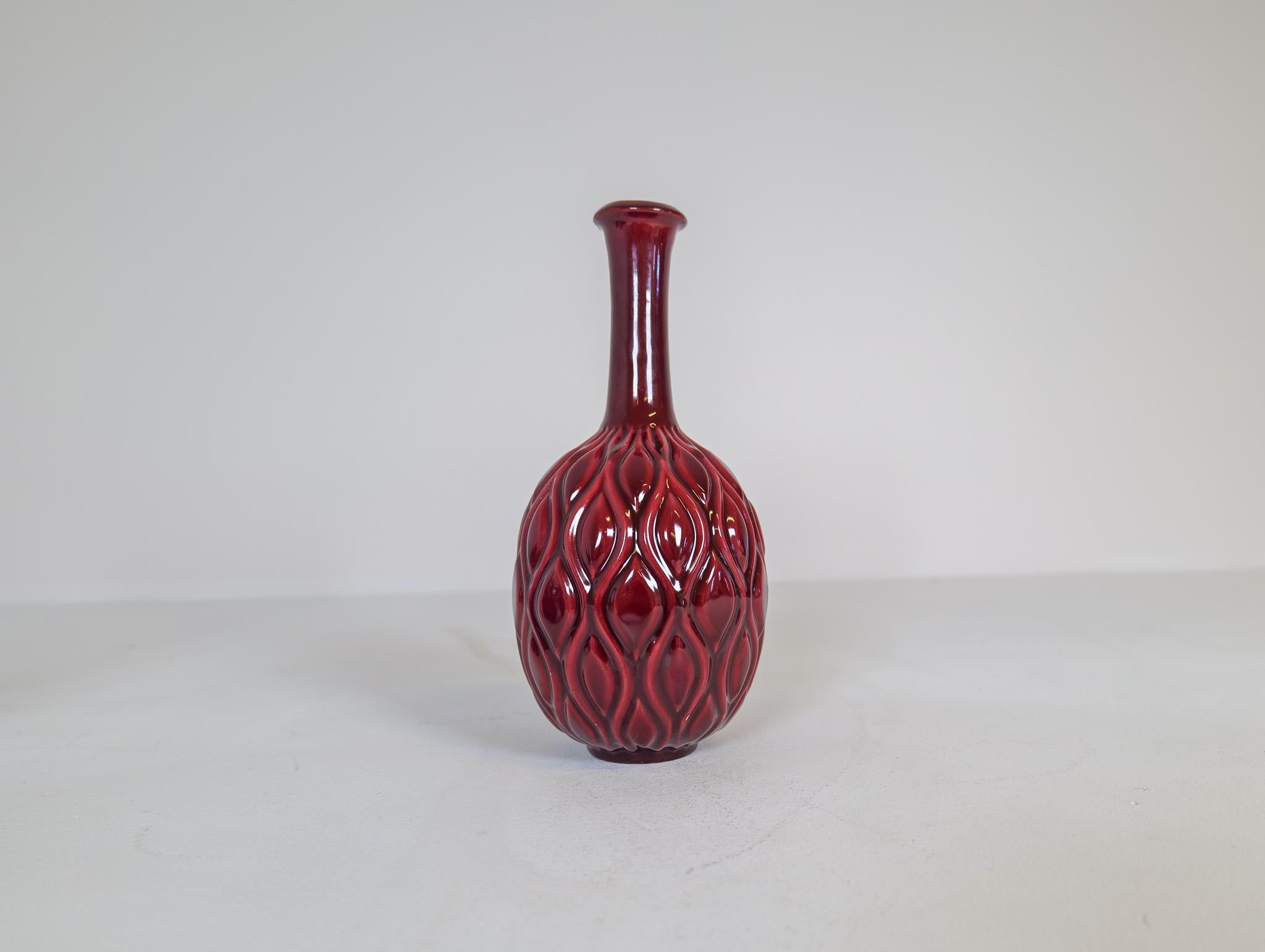 Jarrones de pavo real azul y rojo de mediados de siglo Sven Erik Skawonius Upsala Ekeby, Años 50 en venta 1