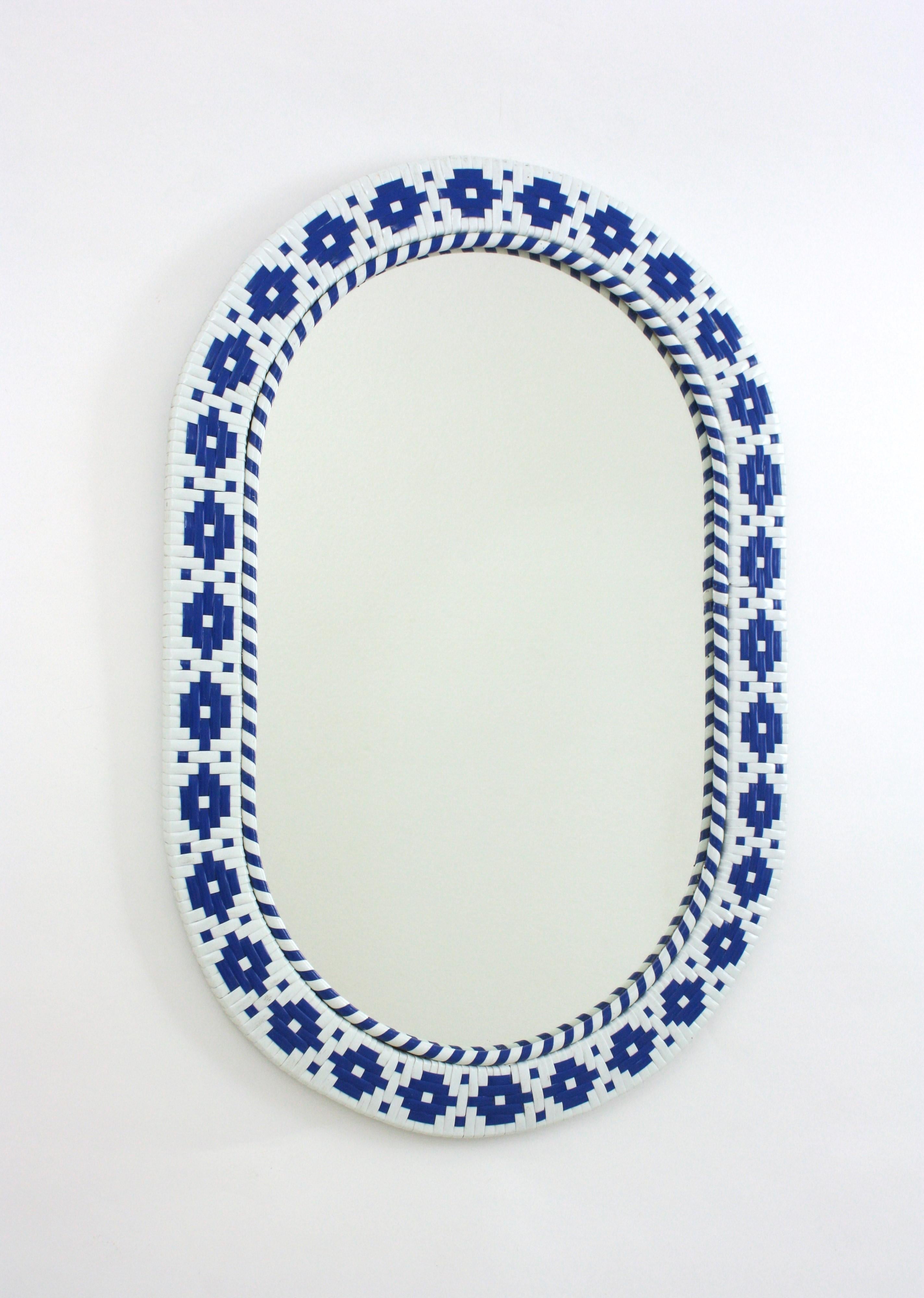 Specchio ovale moderno di metà secolo con cornice intrecciata in acrilico blu e bianco. Spagna, anni '70.

Specchio ovale colorato intrecciato a mano con cornice in strisce di acrilico nei colori blu e bianco. Su uno sfondo bianco, i dettagli