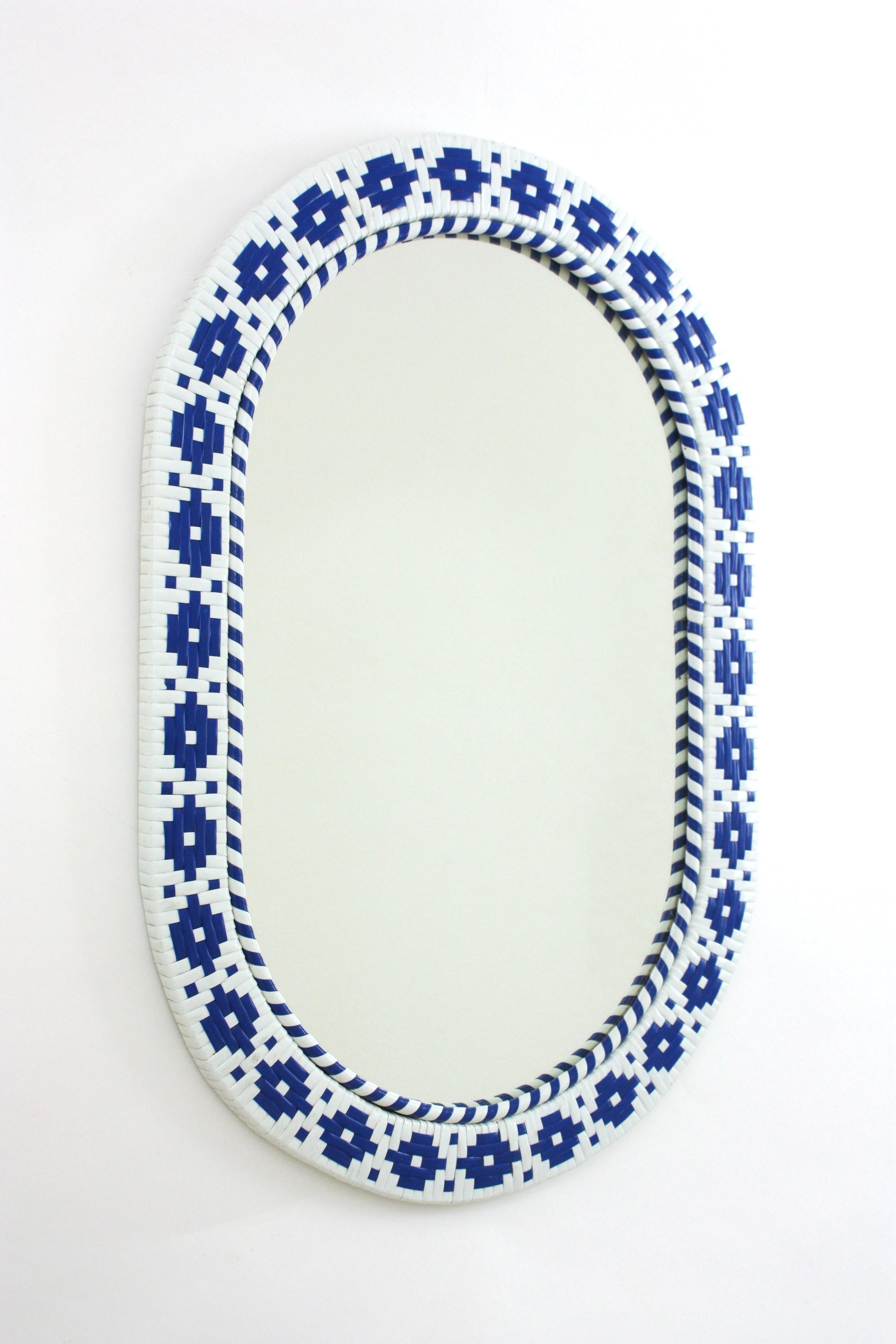 Mid-Century moderno Specchio ovale intrecciato bianco e blu del Medioevo in vendita