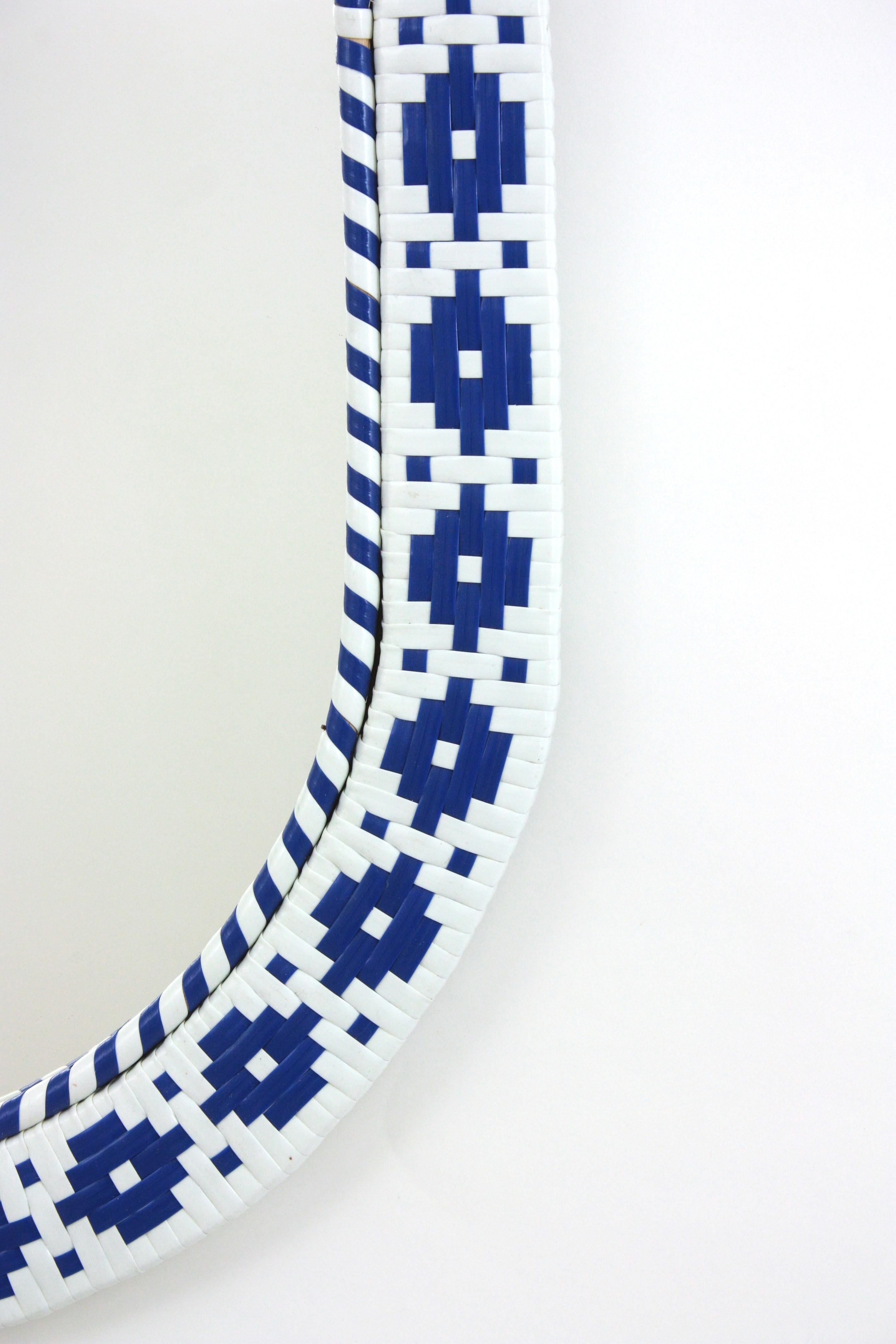 Specchio ovale intrecciato bianco e blu del Medioevo in vendita 1