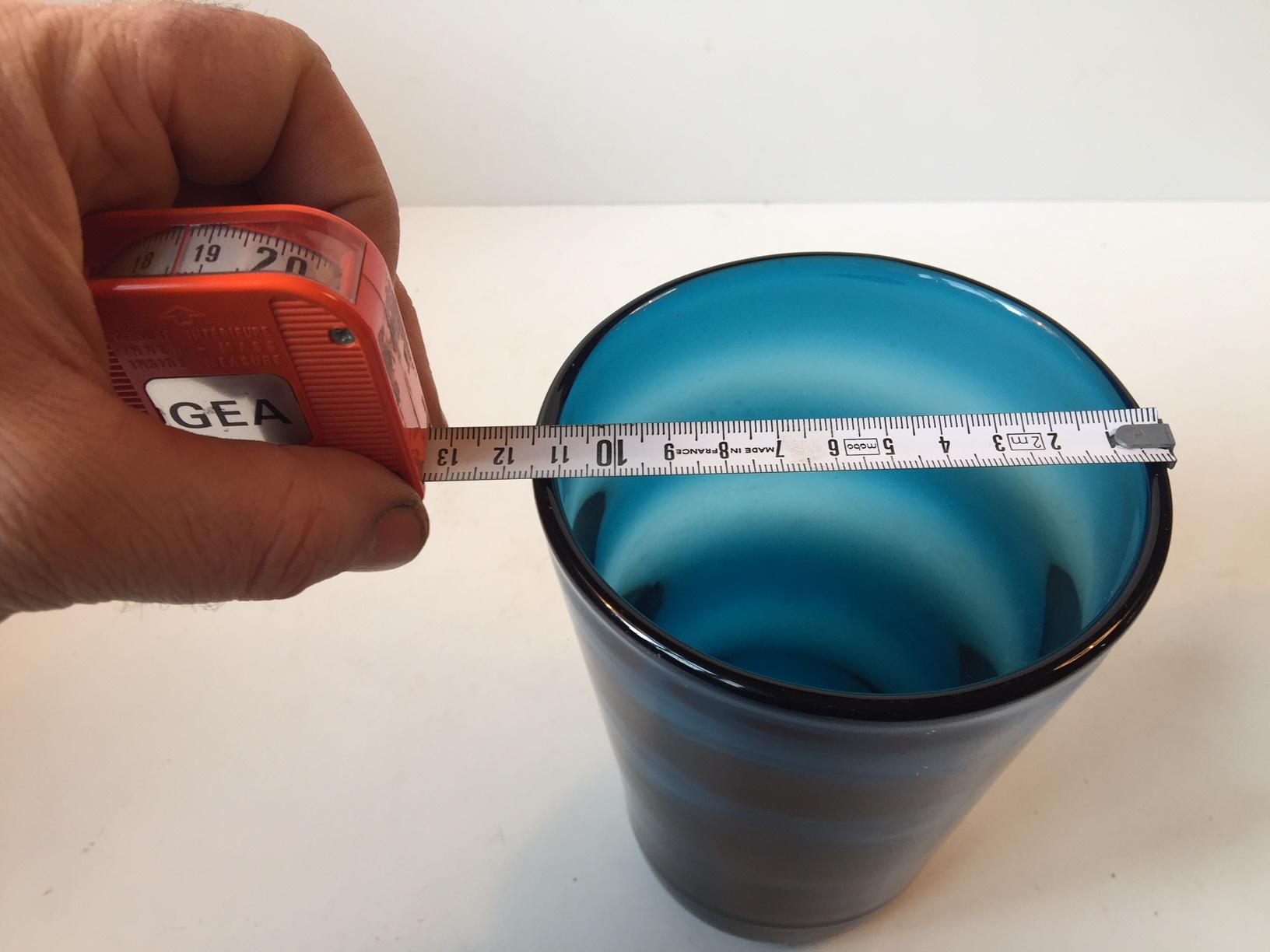 Metà XX secolo Vaso di vetro Capri blu del Medioevo di Jacob E. Bang per Holmegaard, 1961 in vendita