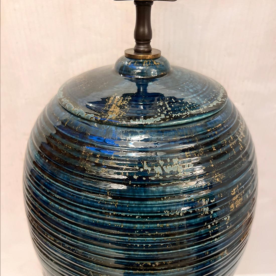 italien Lampe en céramique bleue du milieu du siècle en vente