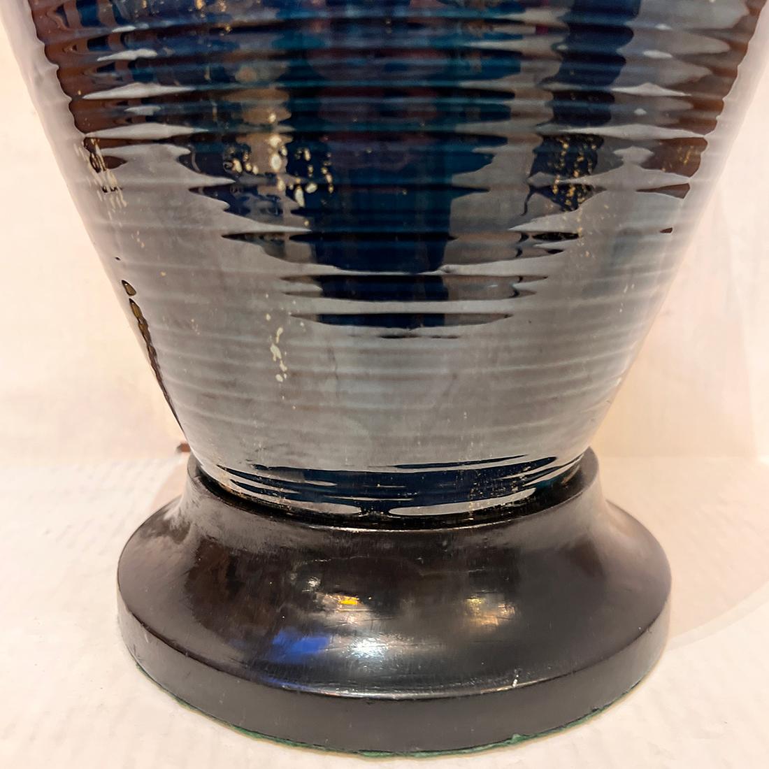 Milieu du XXe siècle Lampe en céramique bleue du milieu du siècle en vente