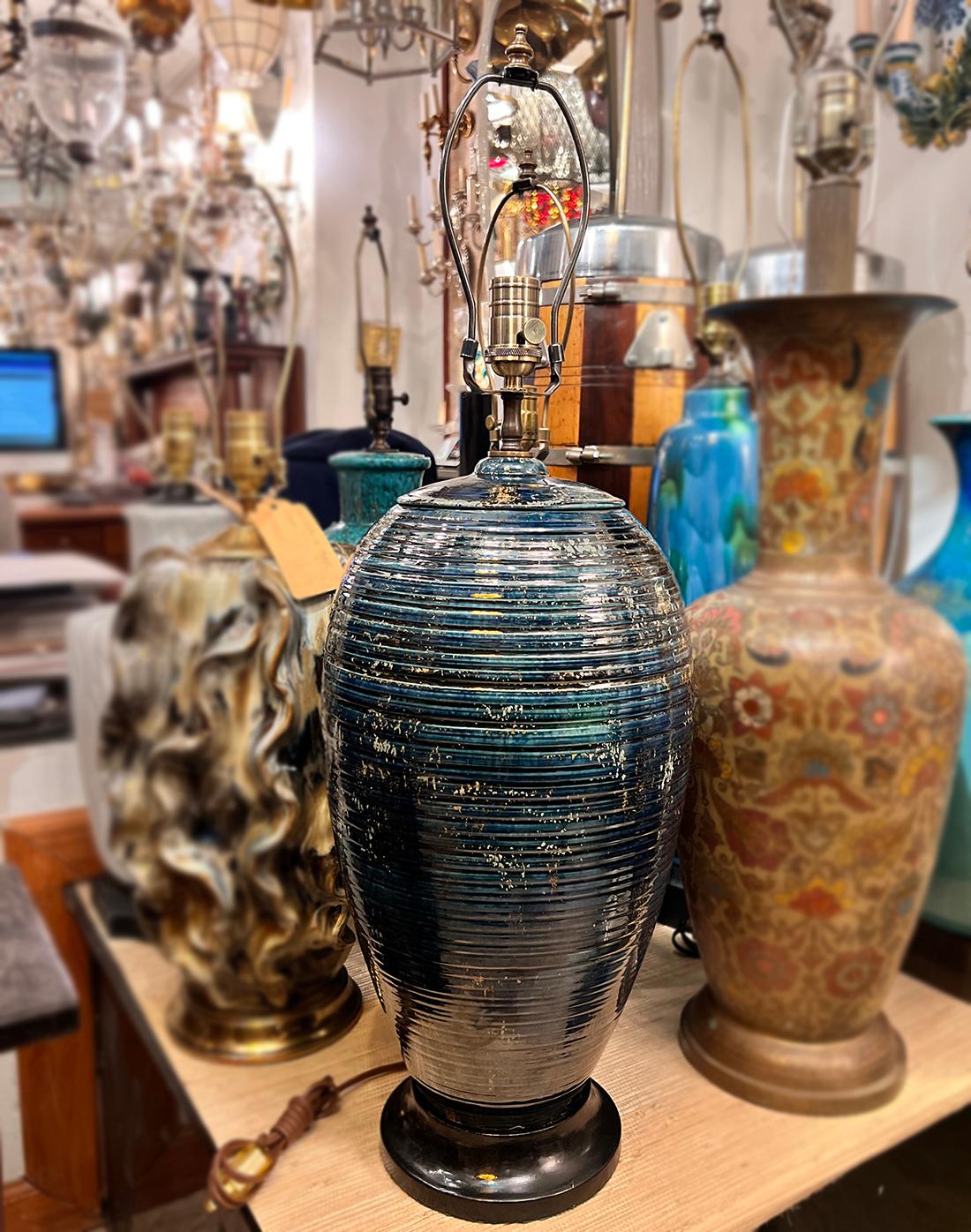 Lampe en céramique bleue du milieu du siècle en vente 1