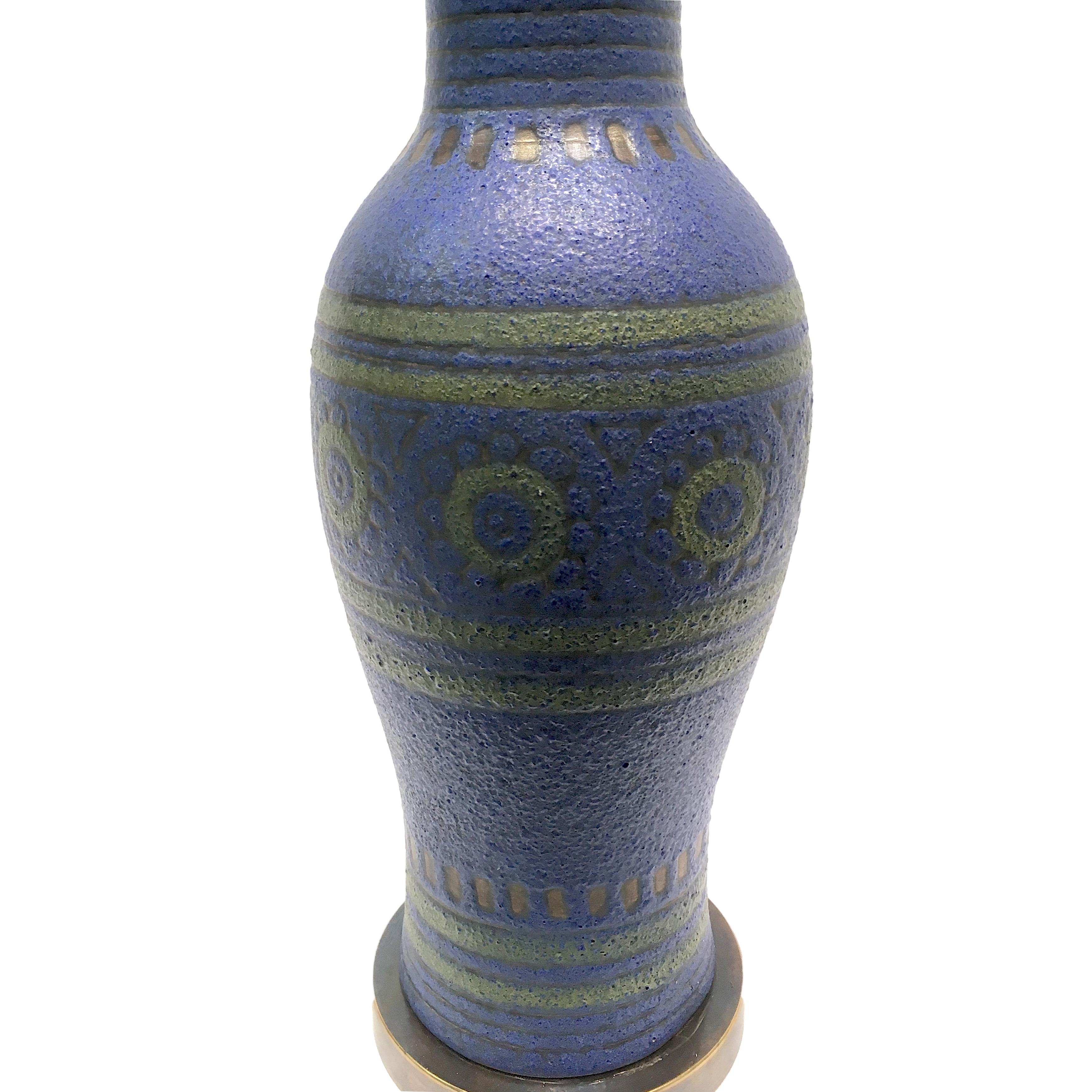 Eine einzelne dänische Keramik-Tischlampe mit geometrischem Dekor aus den 1960er Jahren.

Abmessungen:
Höhe des Körpers 19?
Breite 6,25?