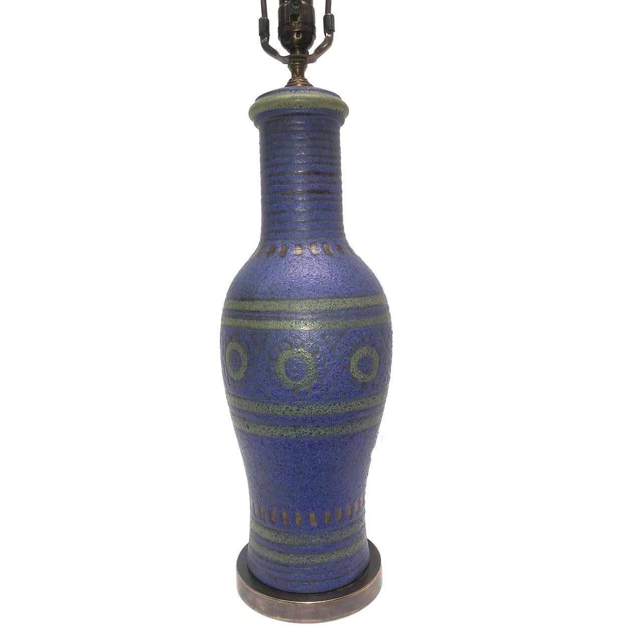 Blaue Keramik-Tischlampe aus der Jahrhundertmitte im Zustand „Gut“ im Angebot in New York, NY