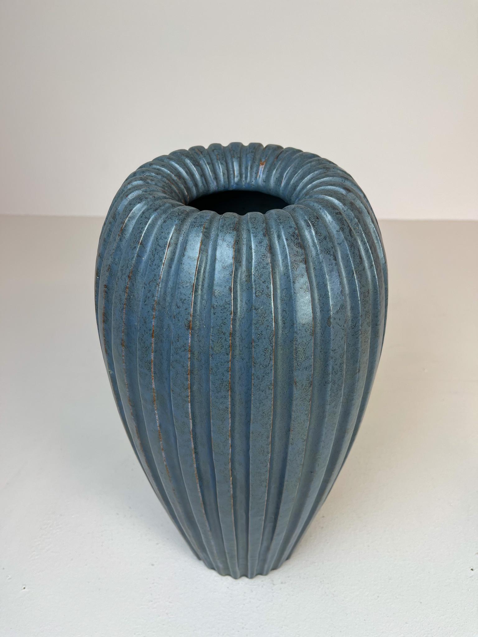 Suédois Vase de sol bleu du milieu du siècle dernier de Vicke Lindstrand, années 1950, Suède en vente