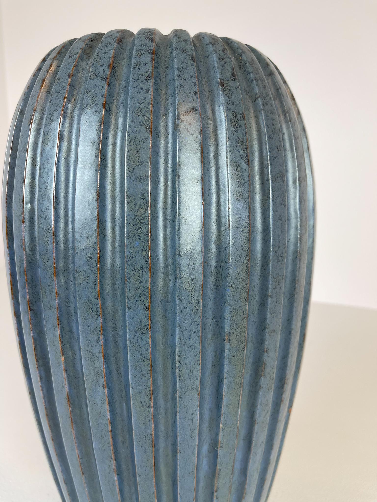 Milieu du XXe siècle Vase de sol bleu du milieu du siècle dernier de Vicke Lindstrand, années 1950, Suède en vente
