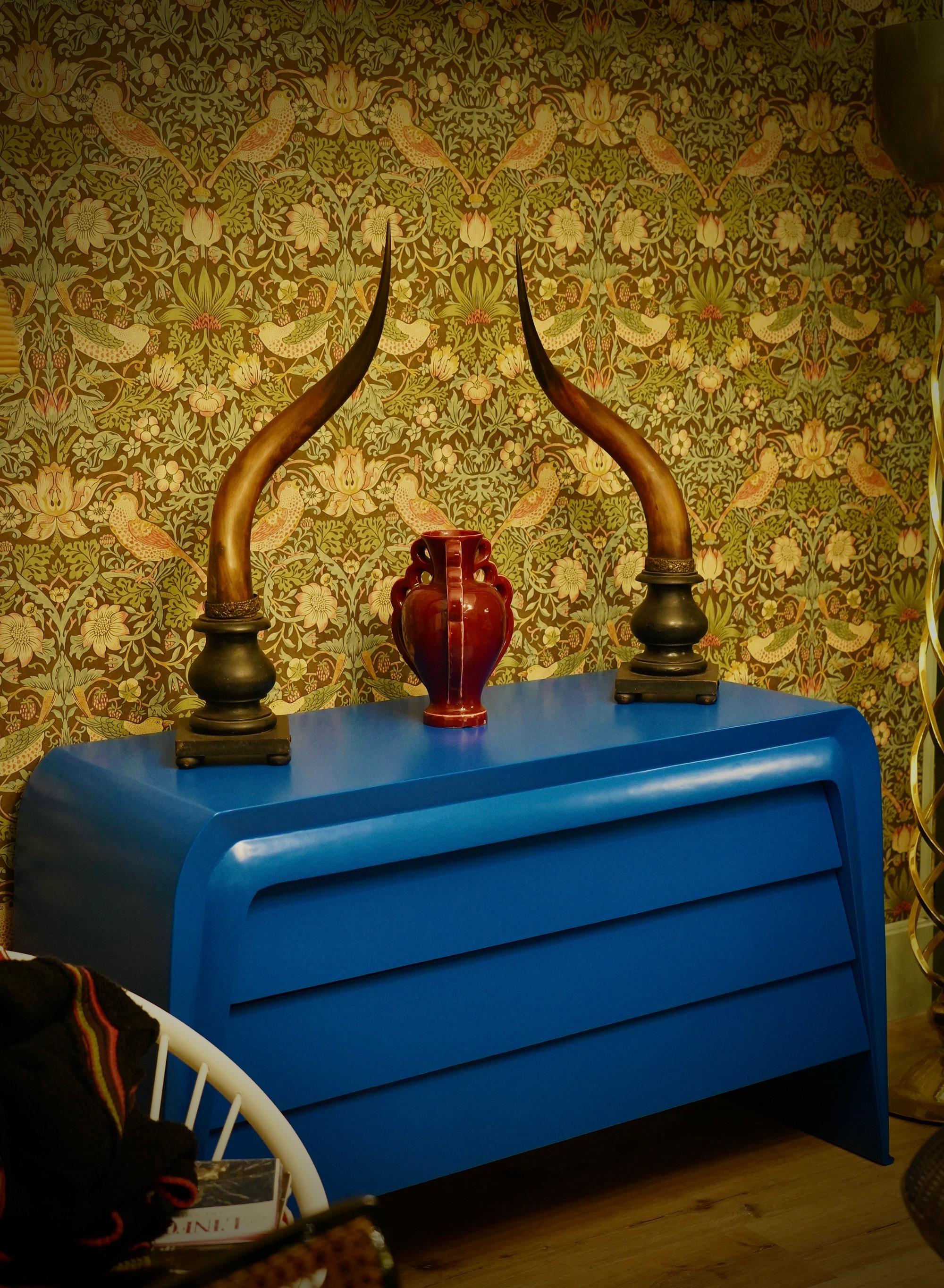 Eleganza e stile caratterizzano questa cassettiera, un colore molto carismatico rende la cassettiera davvero elegante. Design in vero stile italiano di metà secolo.

La cassettiera ha un design molto particolare, con il piano che si curva e scende