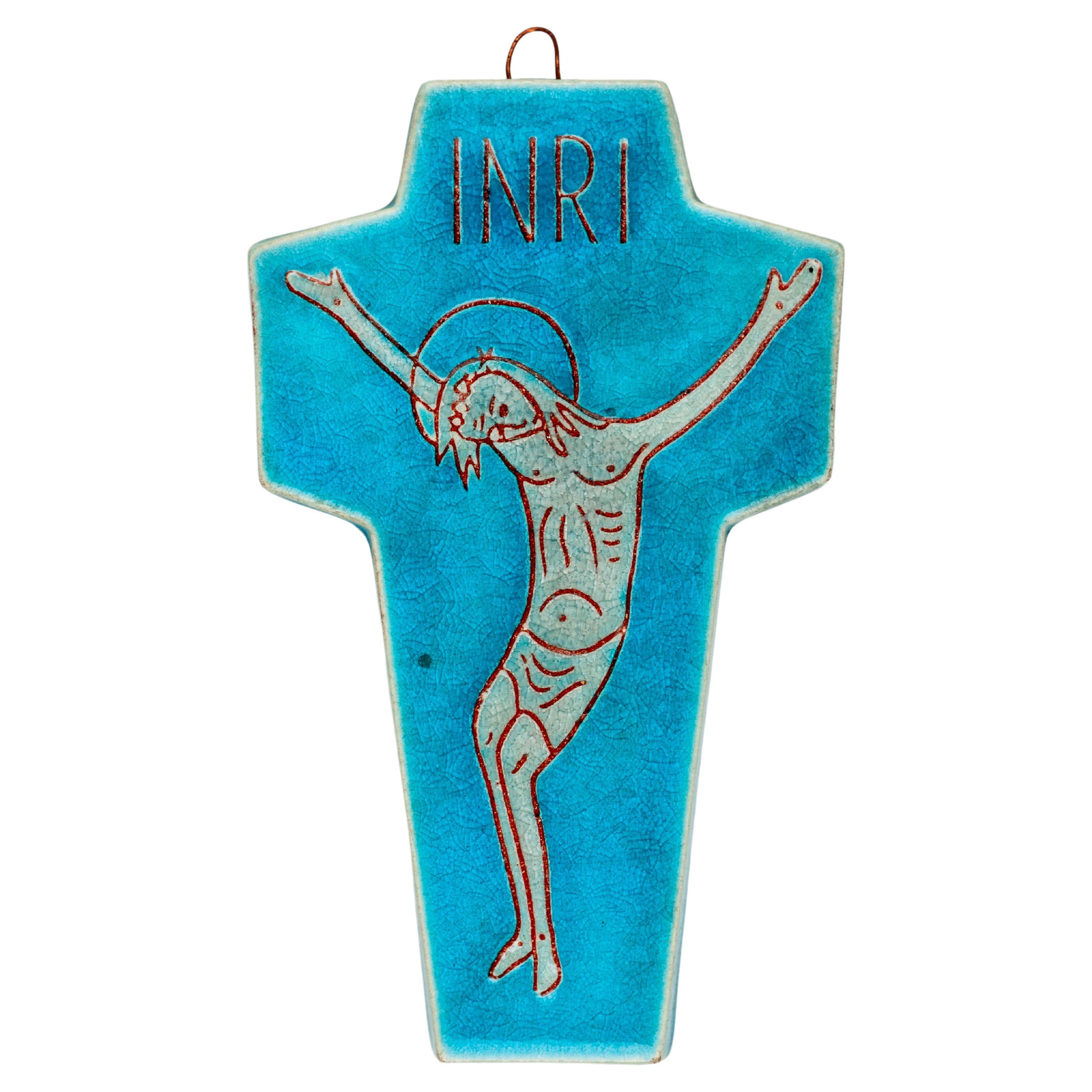 Cruz de pared de cerámica azul y verde de mediados de siglo, Jesús INRI, hecha a mano en Europa
