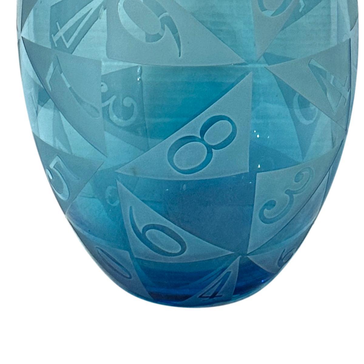 Vaso in vetro acidato italiano degli anni '60 circa con motivo di numeri.

Misure:
Altezza: 17