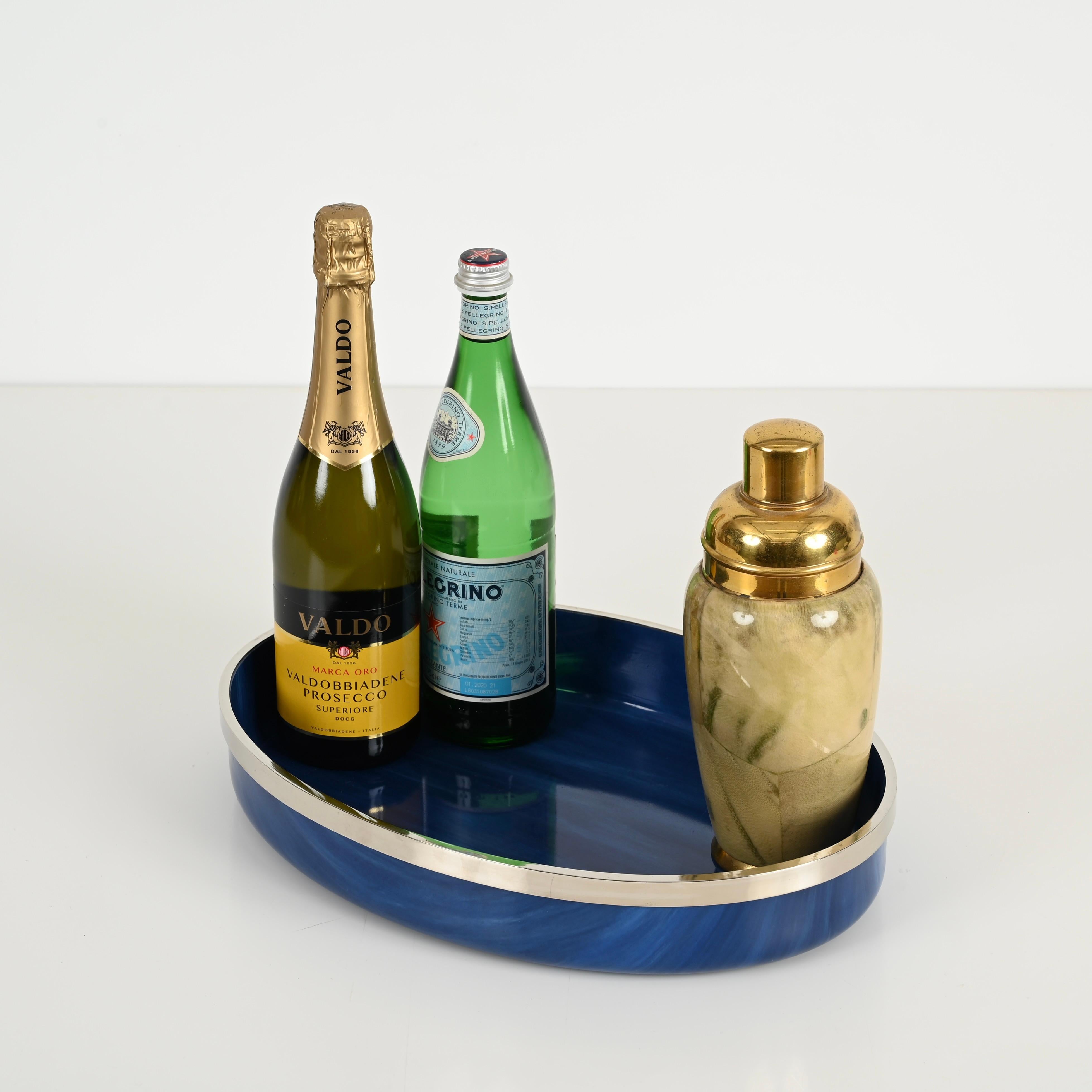 Bandeja de servir ovalada de lucita y cromo azul océano de mediados de siglo, Italia Años 80 Moderno de mediados de siglo en venta