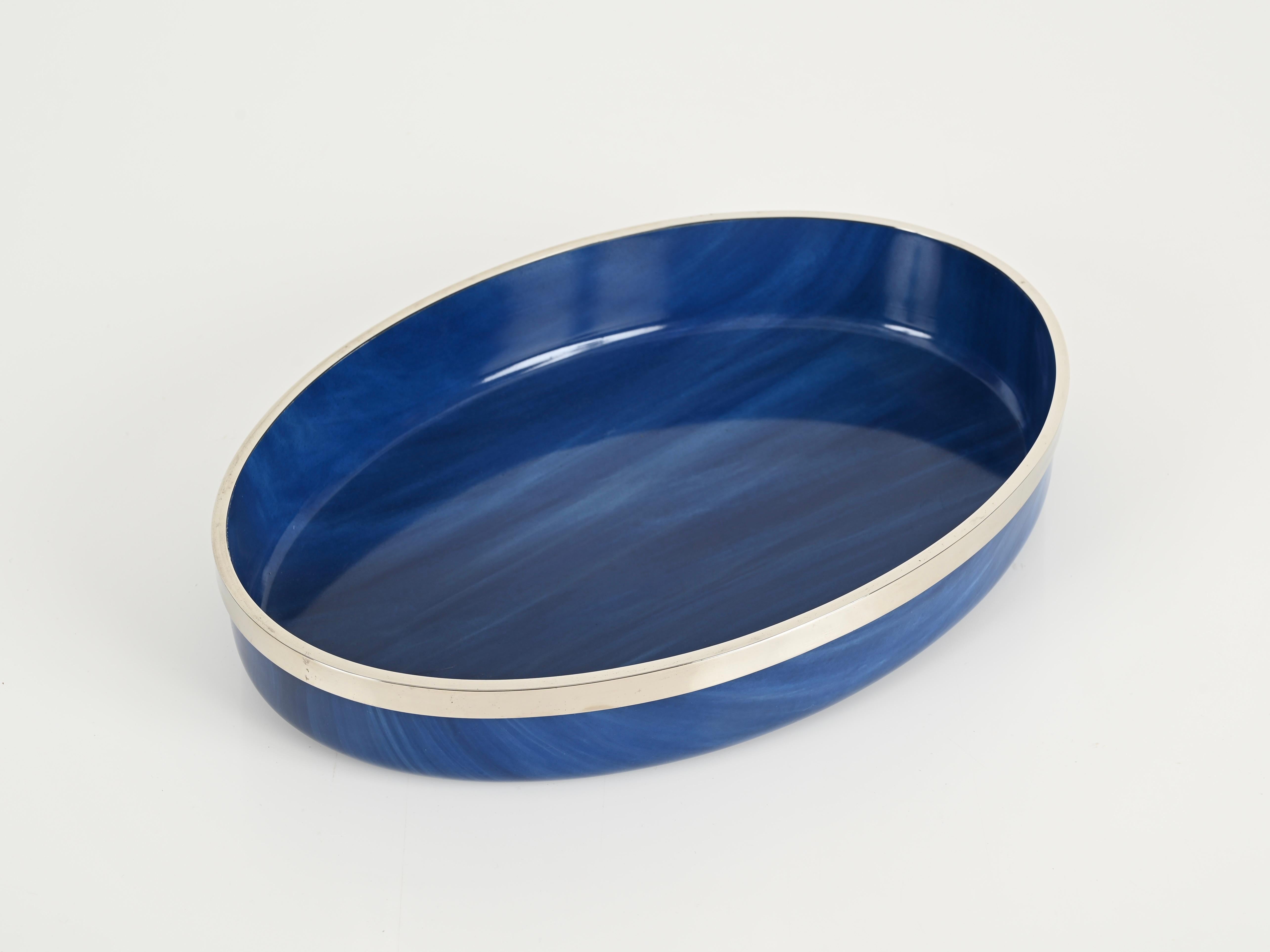 Bandeja de servir ovalada de lucita y cromo azul océano de mediados de siglo, Italia Años 80 en venta 2