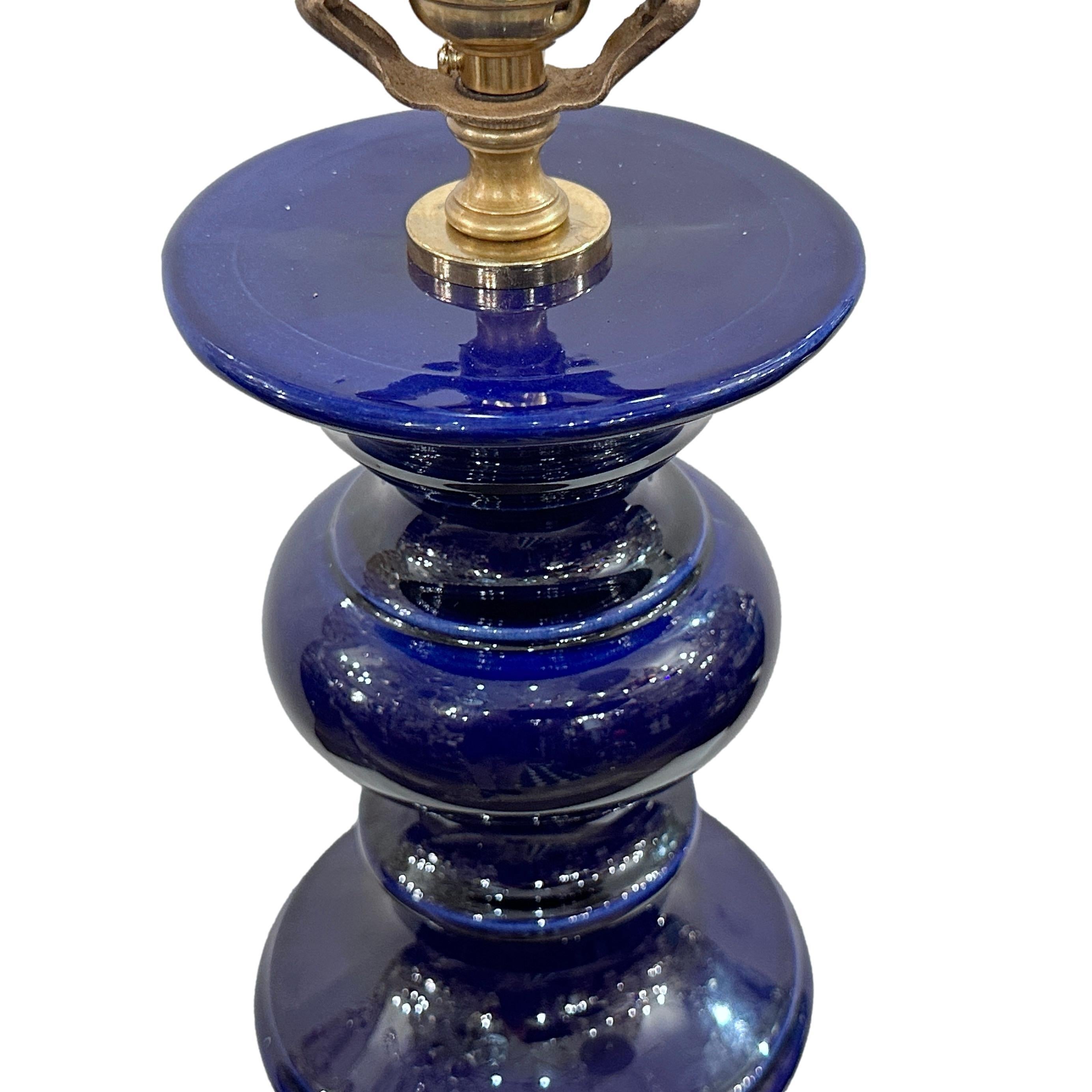Blaue Porzellanlampe aus der Jahrhundertmitte  im Zustand „Gut“ im Angebot in New York, NY