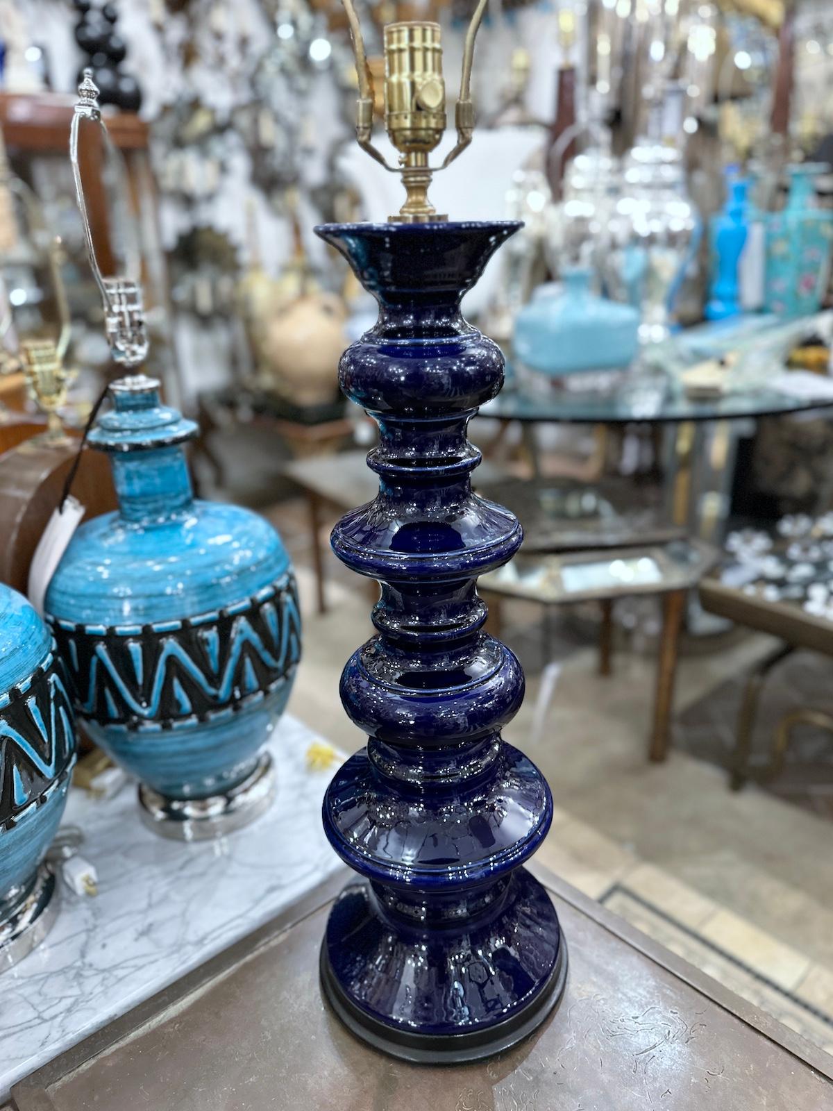 Lámpara de porcelana azul de mediados de siglo mediados del siglo XX en venta