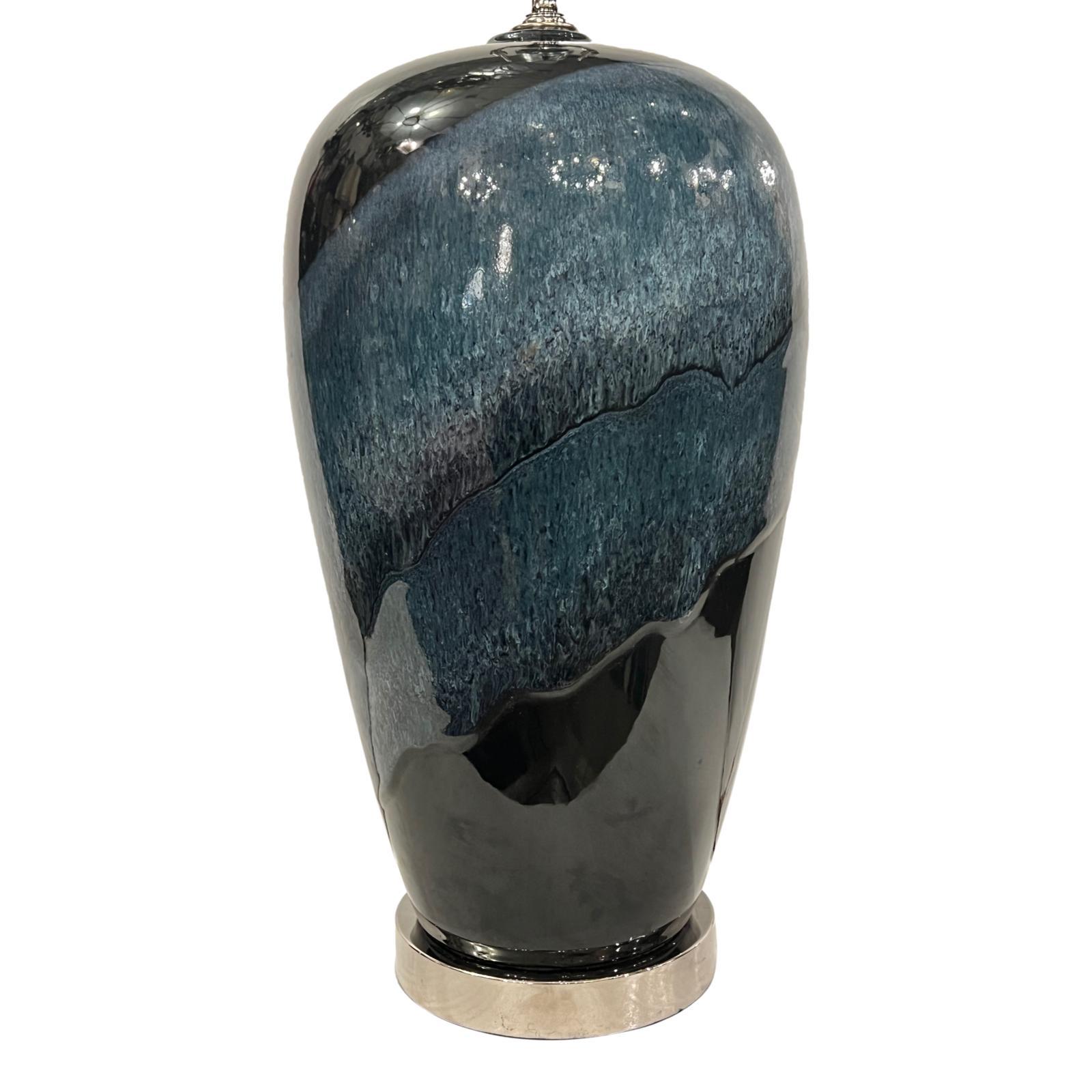 Lampe de table en porcelaine bleue italienne des années 1950 avec base en argent.

Mesures :
Hauteur du corps : 17
Hauteur de l'appui de l'abat-jour : 27