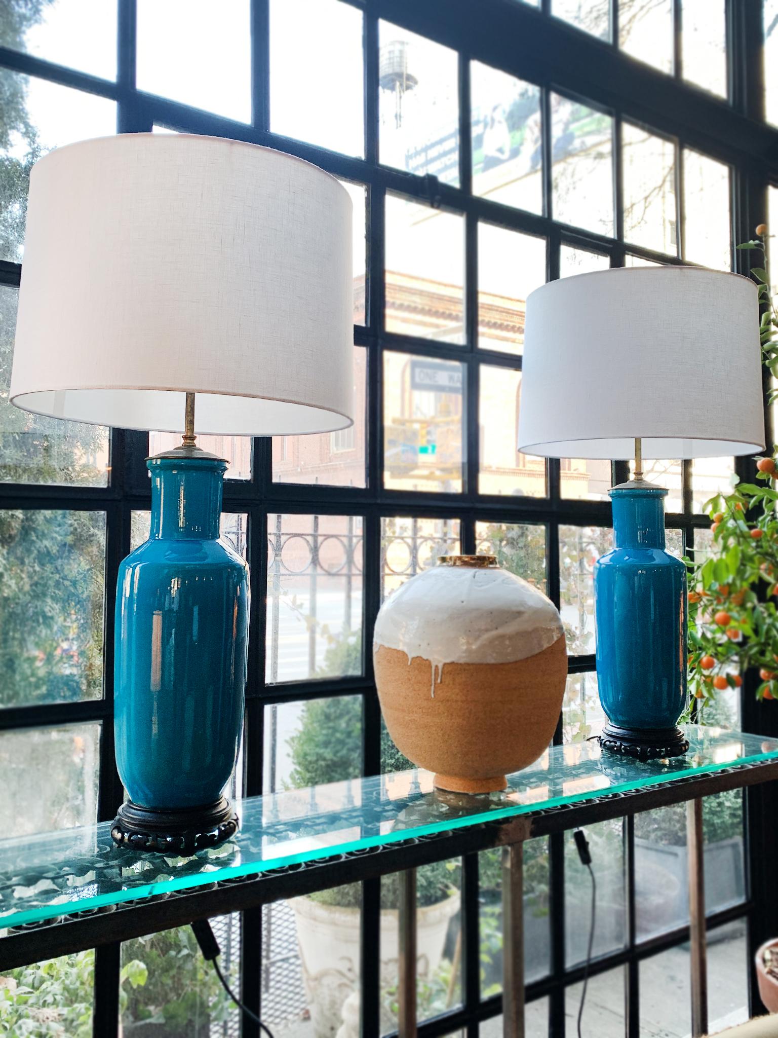 Mid-Century moderno Lampade da tavolo in porcellana blu del Medioevo di Warren Kessler - una coppia in vendita