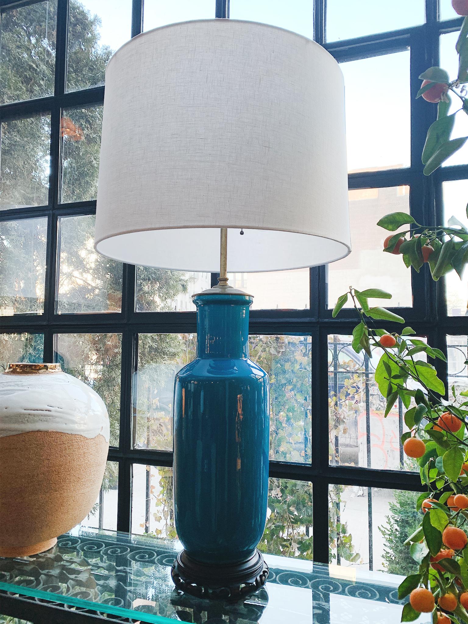 Lampade da tavolo in porcellana blu del Medioevo di Warren Kessler - una coppia In condizioni buone in vendita a New York, NY