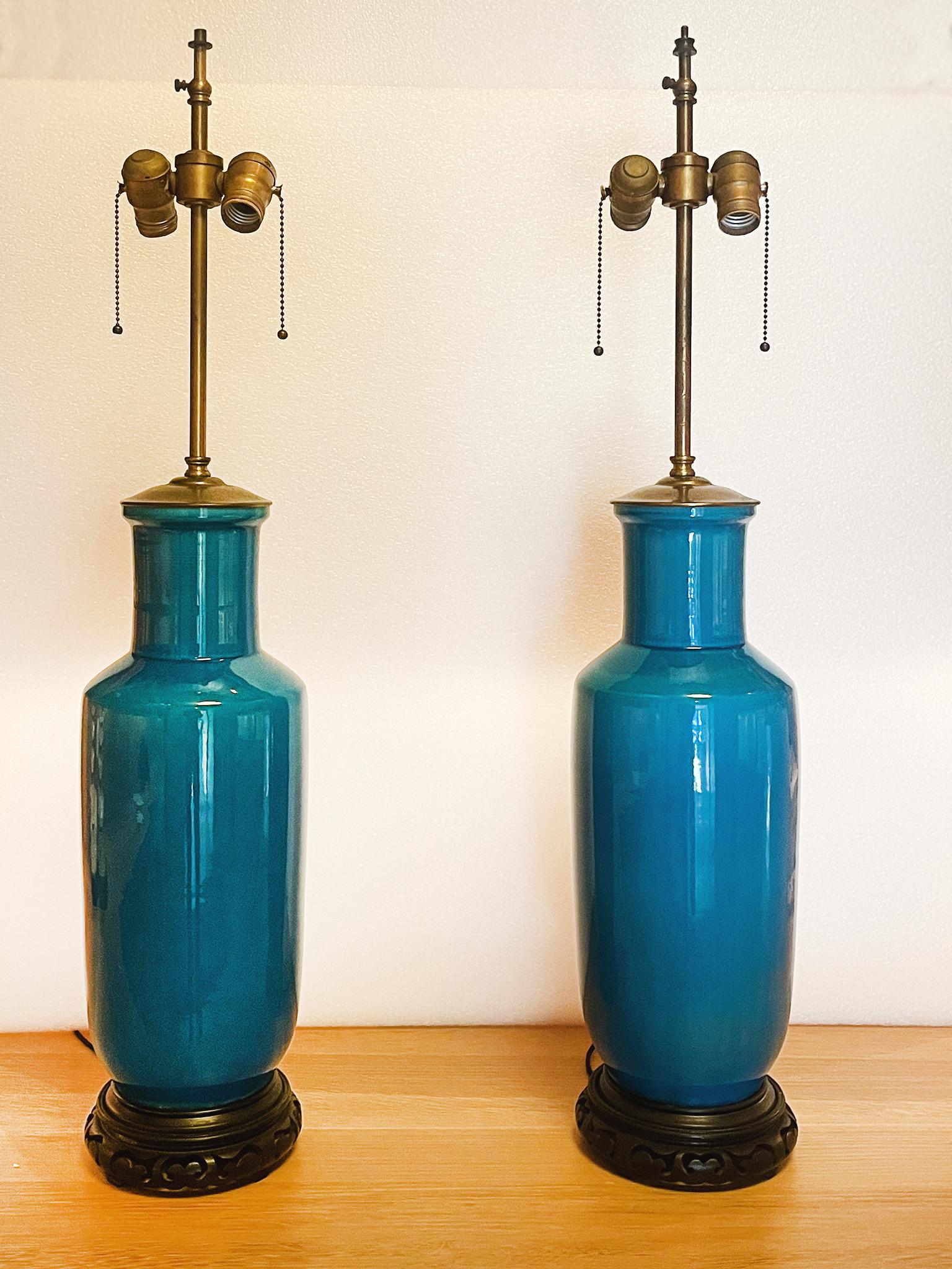 XX secolo Lampade da tavolo in porcellana blu del Medioevo di Warren Kessler - una coppia in vendita