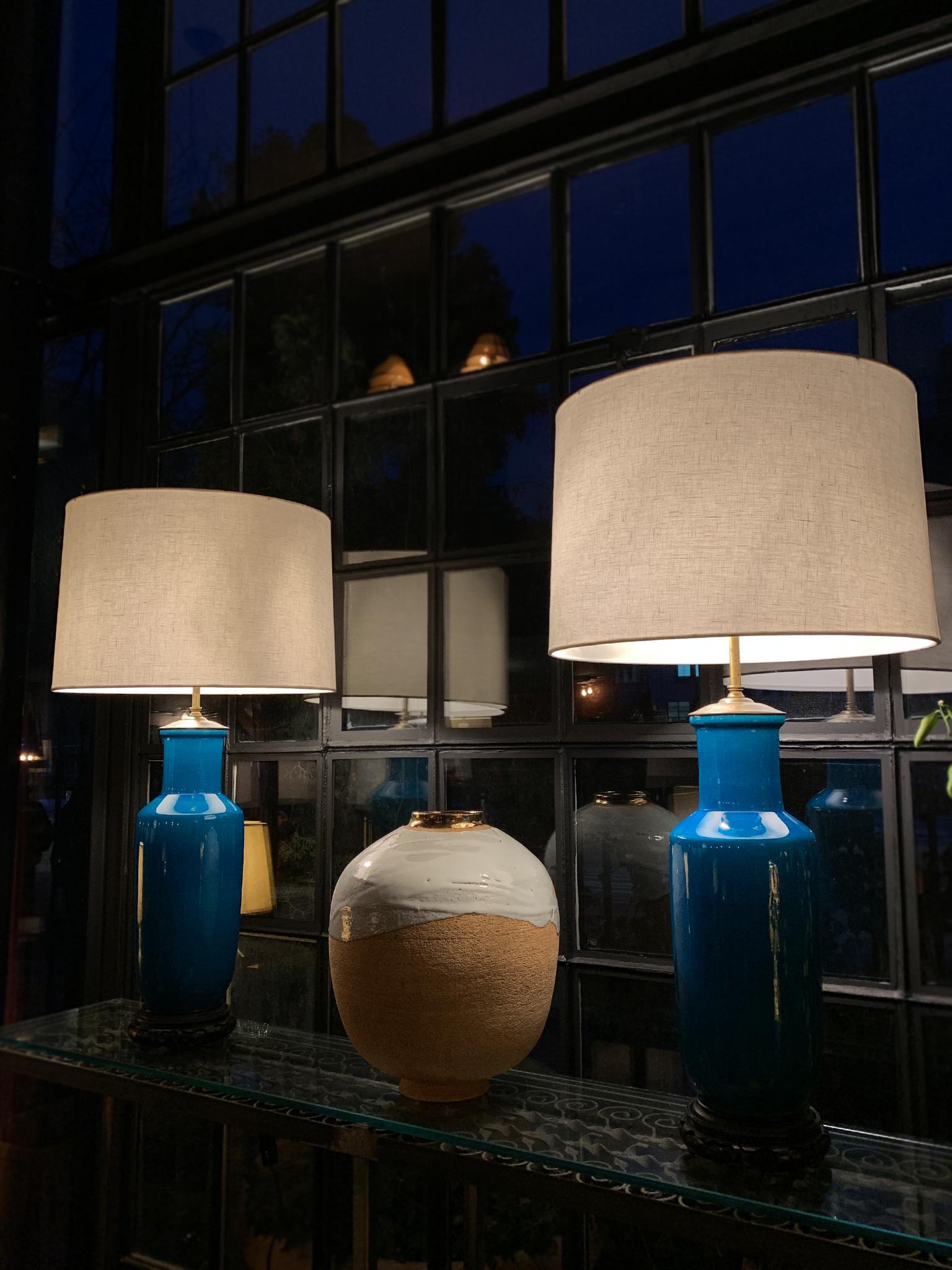 Lampade da tavolo in porcellana blu del Medioevo di Warren Kessler - una coppia in vendita 2