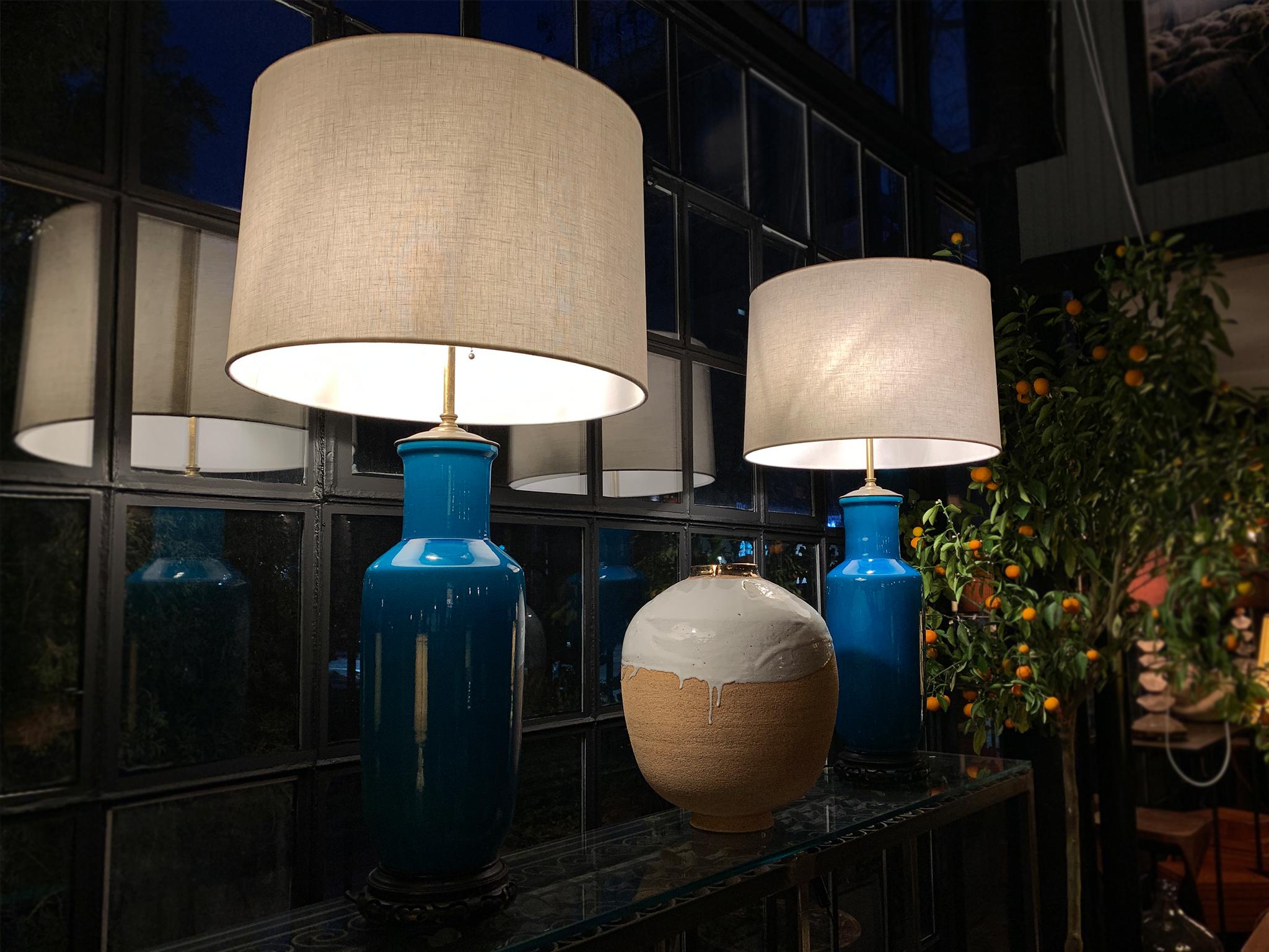 Lampade da tavolo in porcellana blu del Medioevo di Warren Kessler - una coppia in vendita 3