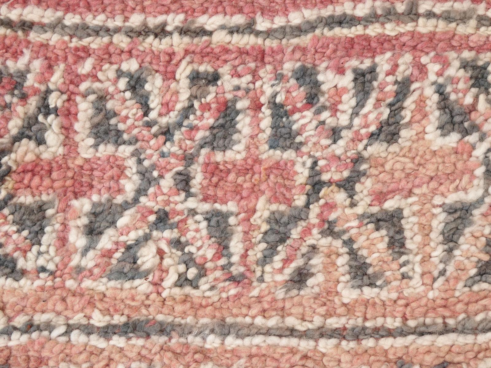 Tappeto Midcentury Blush Pink Moroccan Beni Mguild 6' x 8'10 in vendita 4