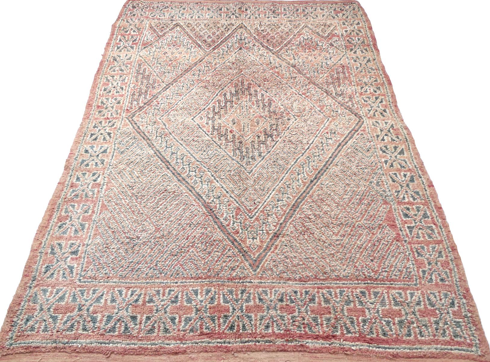 Tappeto Midcentury Blush Pink Moroccan Beni Mguild 6' x 8'10 In condizioni buone in vendita a Los Angeles, CA