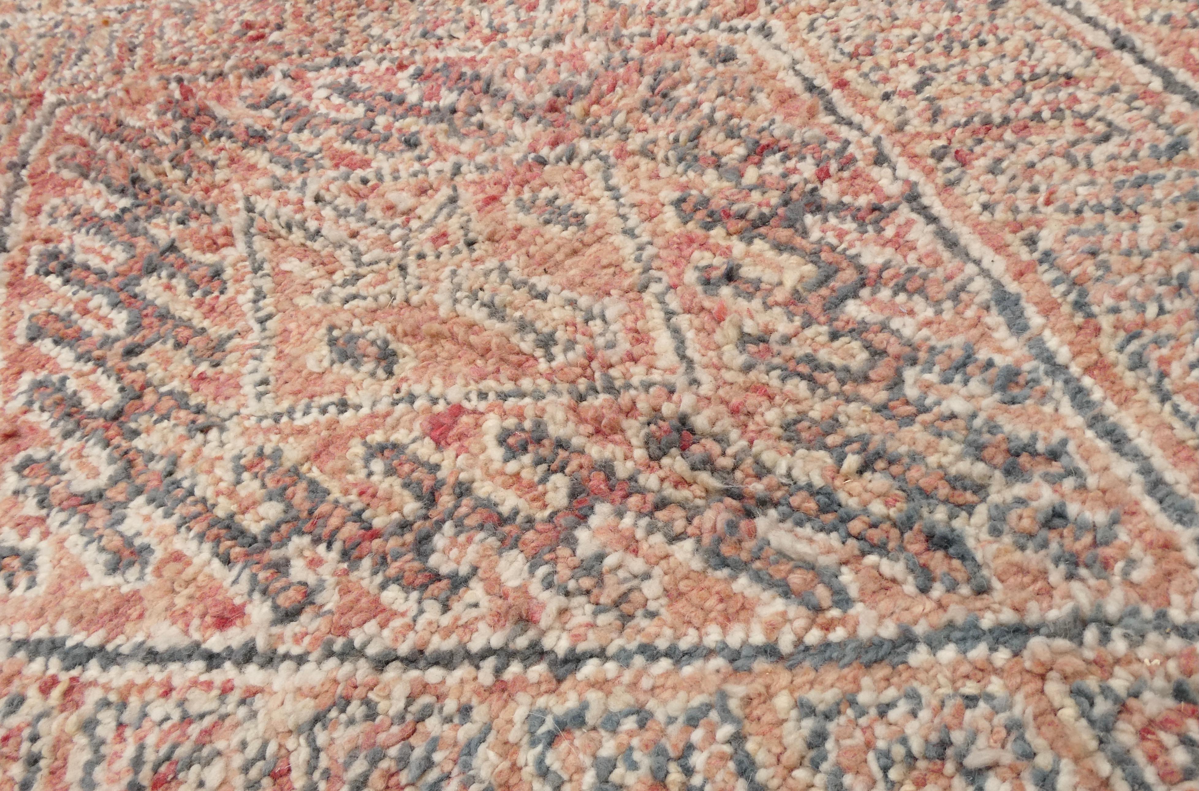 Tappeto Midcentury Blush Pink Moroccan Beni Mguild 6' x 8'10 in vendita 1