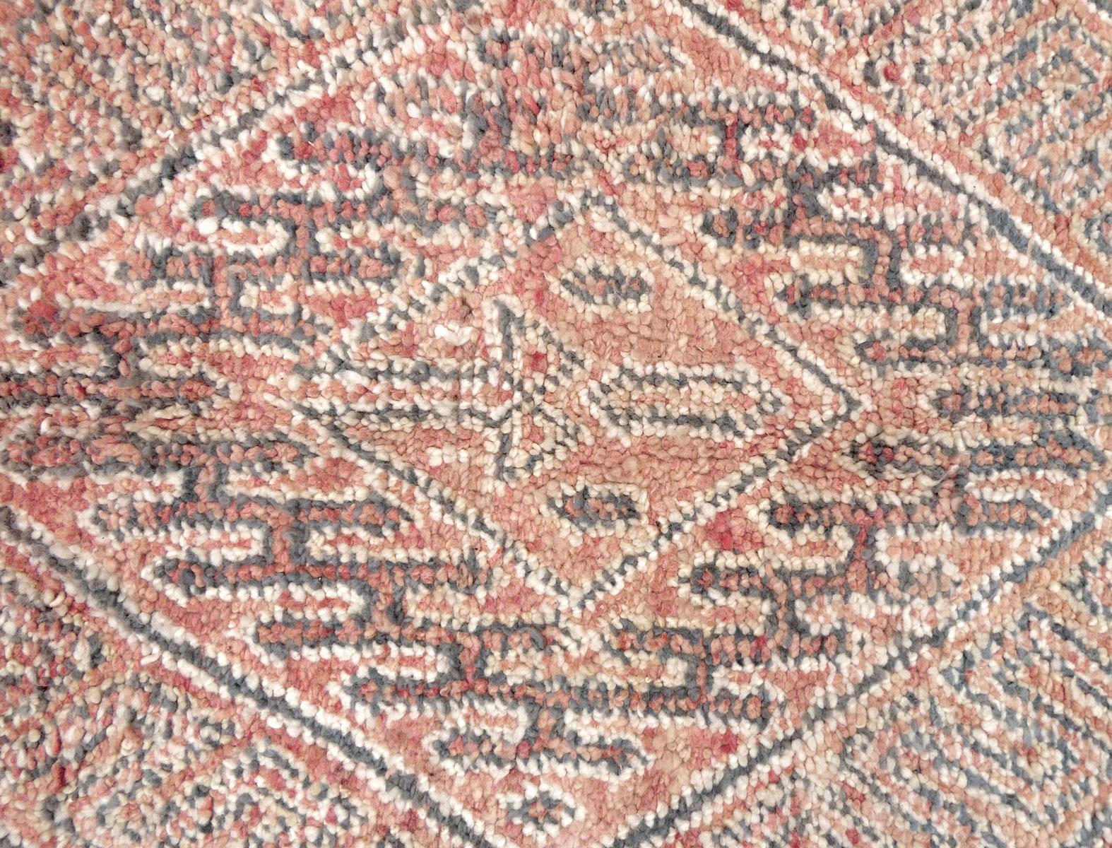 Tappeto Midcentury Blush Pink Moroccan Beni Mguild 6' x 8'10 in vendita 3