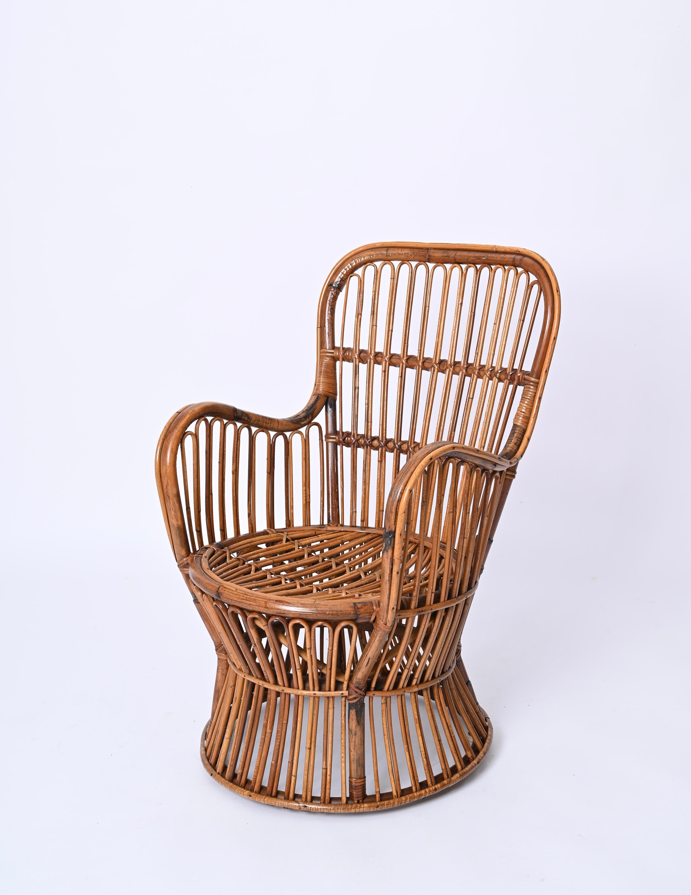 Fantastic midcentury armchair in rattan wicker. This incredible rare piece was produced in Italy during the 1960s by Bonacina.

The craftsmanship of this armchair is exceptional, featuring a stunning hourglass shaped base and a curved armrest.