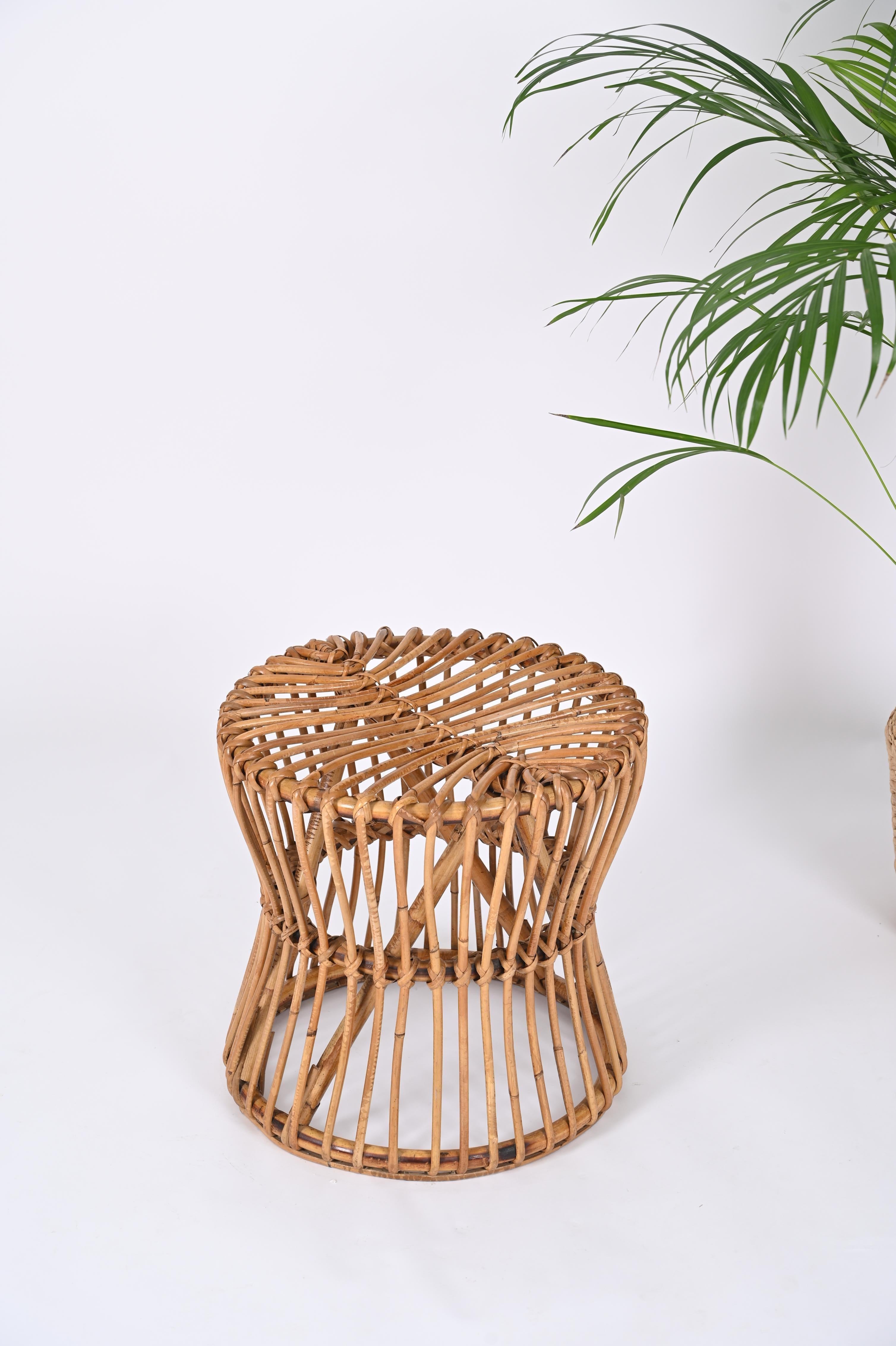 Fantastic midcentury stool in rattan wicker. This incredible rare piece was produced in Italy during the 1960s by Bonacina.

The craftsmanship of the stool is exceptional, featuring stunning hourglass shaped structure made of rattan allowing the