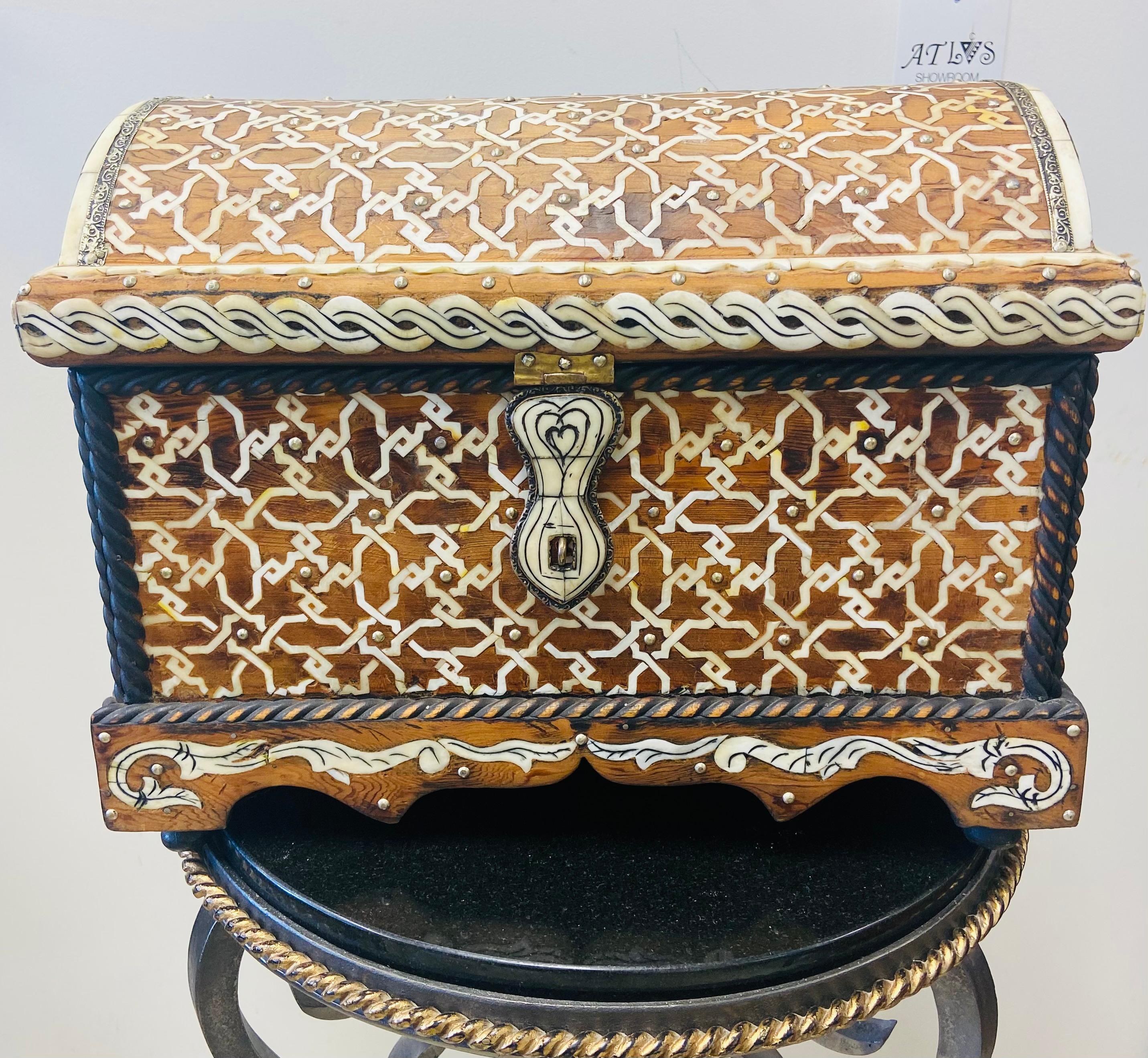 Midcentury Bone Inlaid Chest Box oder Schmuck Schatulle (Maurisch) im Angebot