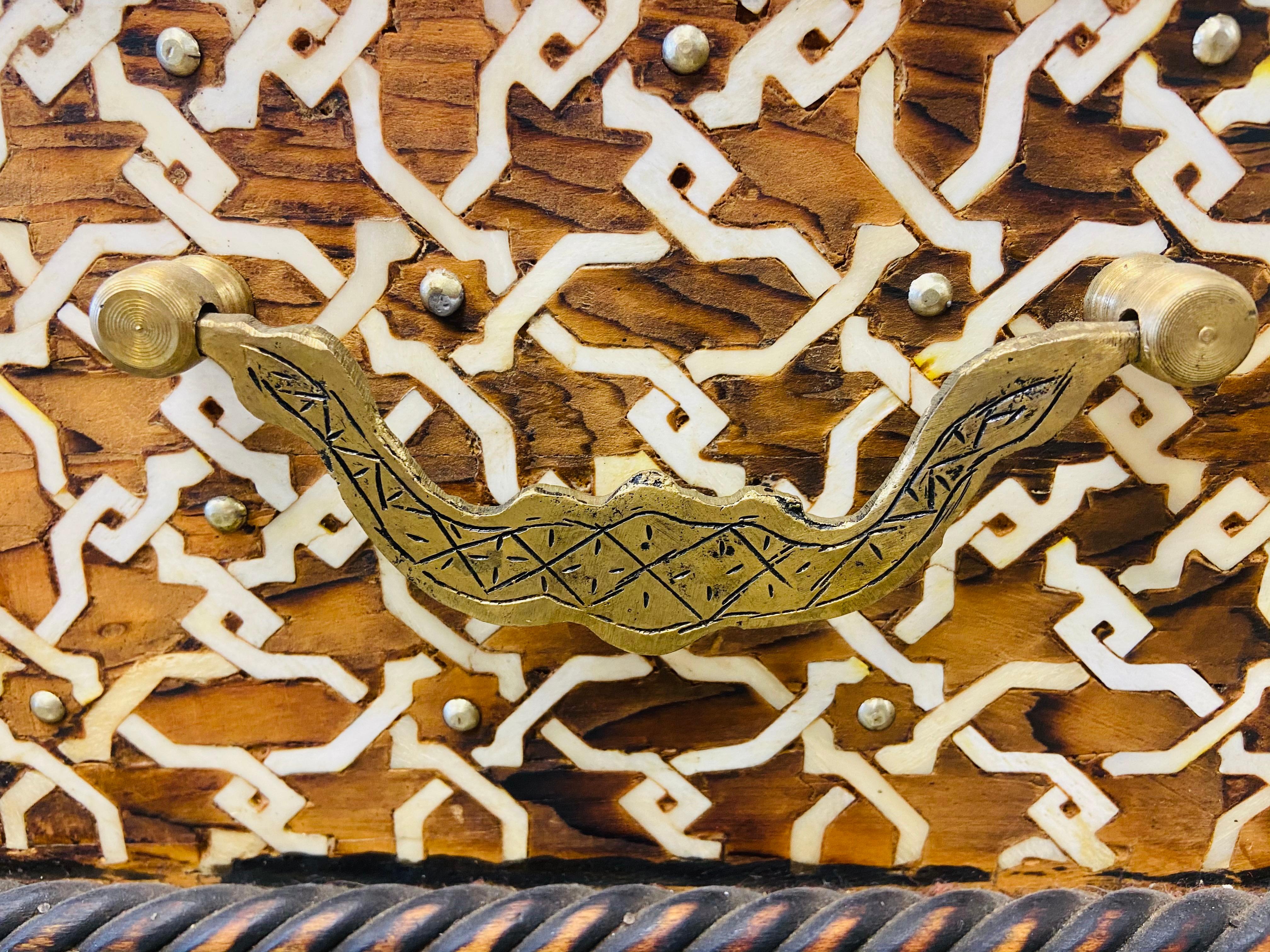 Midcentury Bone Inlaid Chest Box or Jewelry Casket In Good Condition For Sale In Plainview, NY
