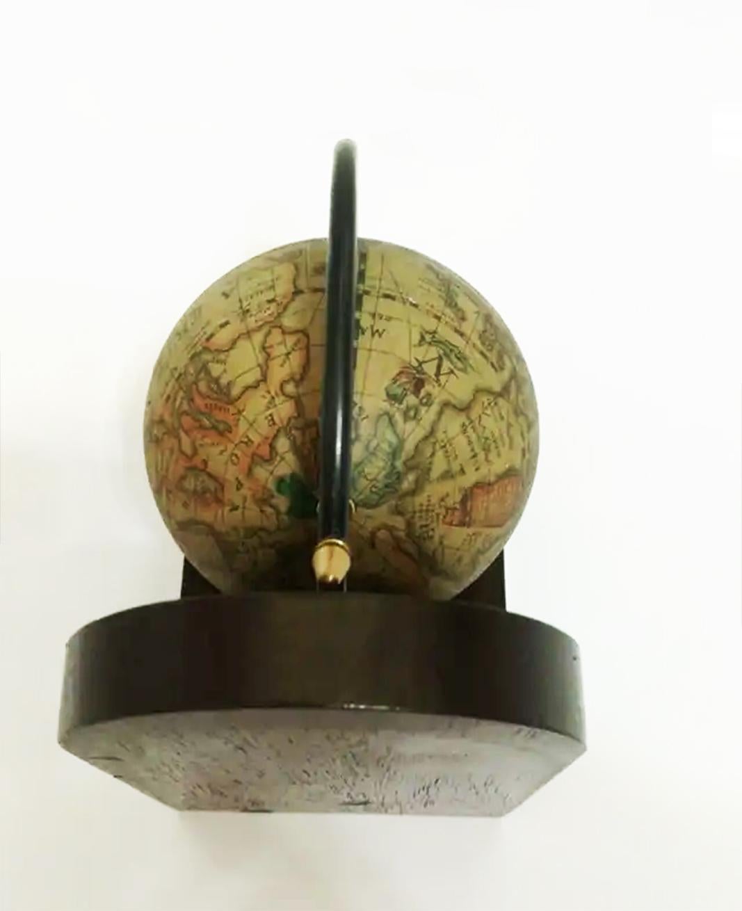 Pair of midcentury world globe bookends

They globes are two pieces of timeless design and high quality, ideal for a very masculine and sophisticated environment
These pieces are ideal to place in your office or living room and evoke the