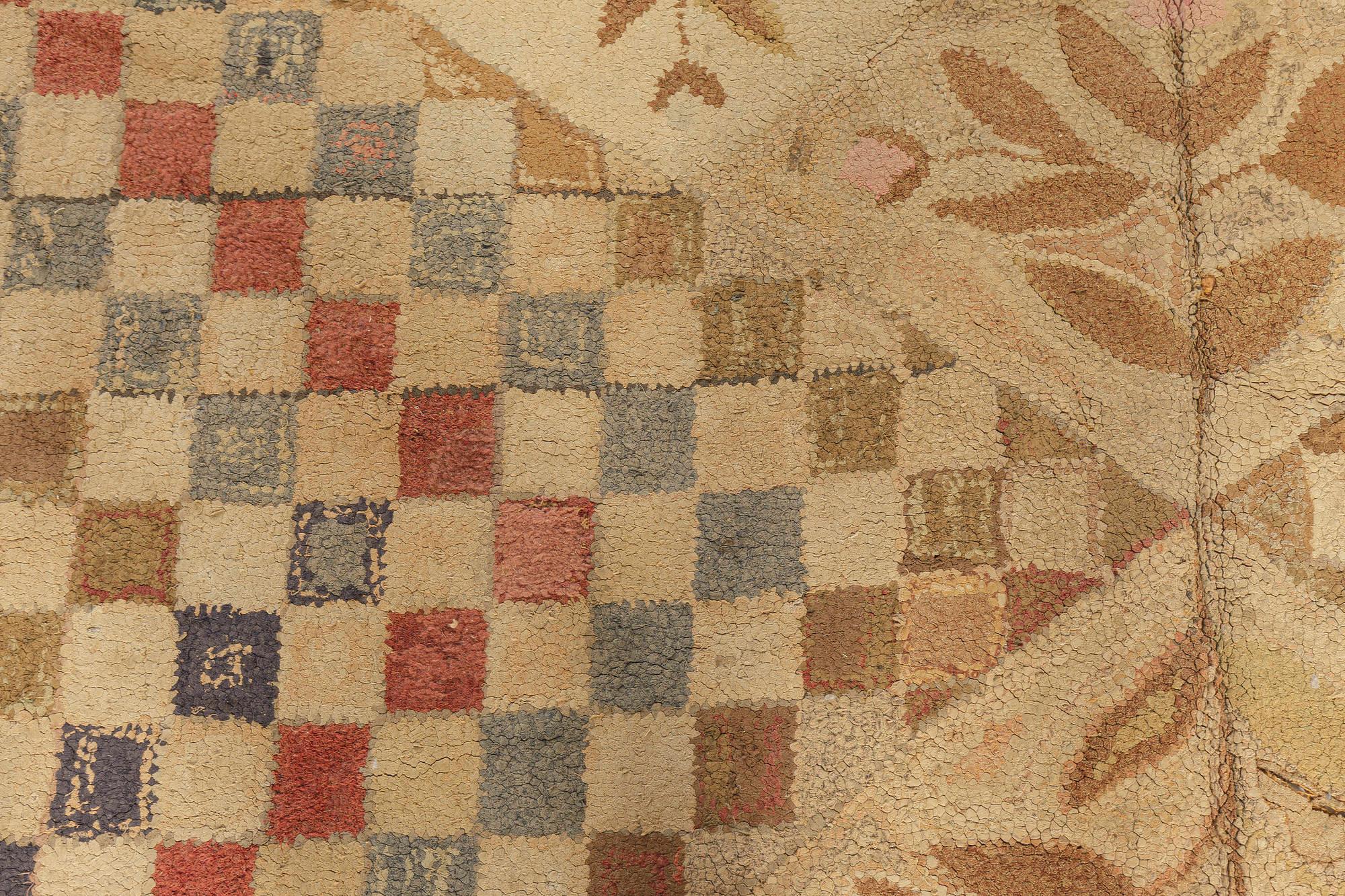 Motifs botaniques sur fond beige à carreaux Tapis en laine crochetée du milieu du 20e siècle
Taille : 8'8