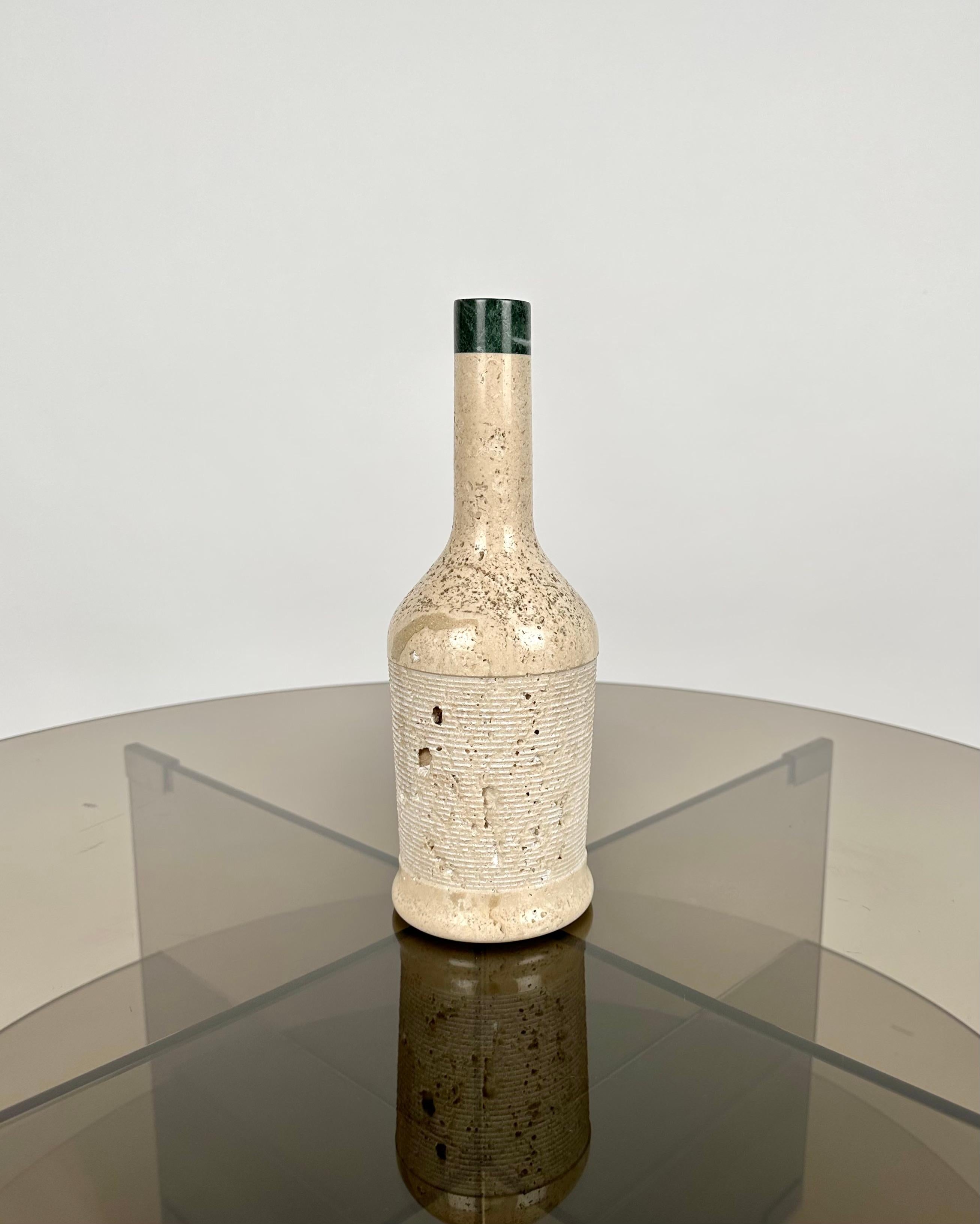 Schöne flaschenförmige Skulptur aus Travertinmarmor.

Hergestellt in Italien in den 1970er Jahren.