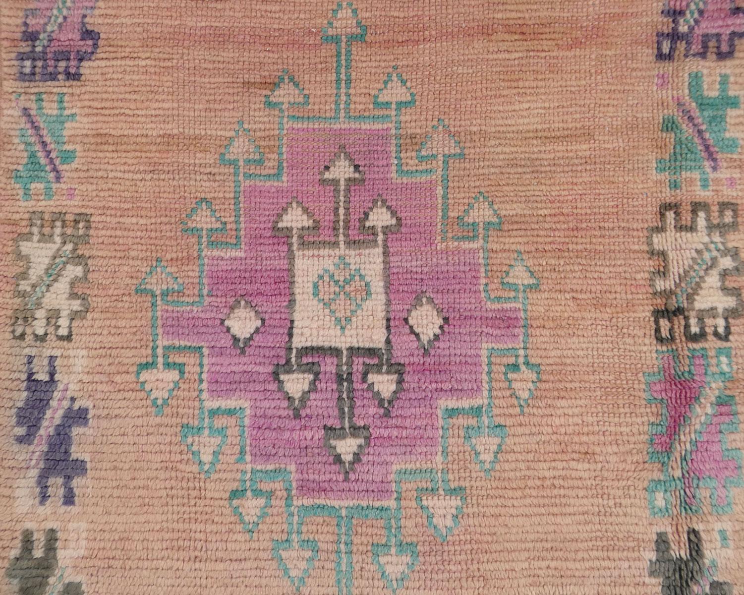 Tappeto Boujad marocchino degli anni '70 tessuto a mano con lana color albicocca, lavanda, indaco e verde in un complesso e ornato motivo berbero a medaglioni con simboli culturali. Ottime condizioni vintage, pile basse.
Dimensioni: 5'1 x 9'4