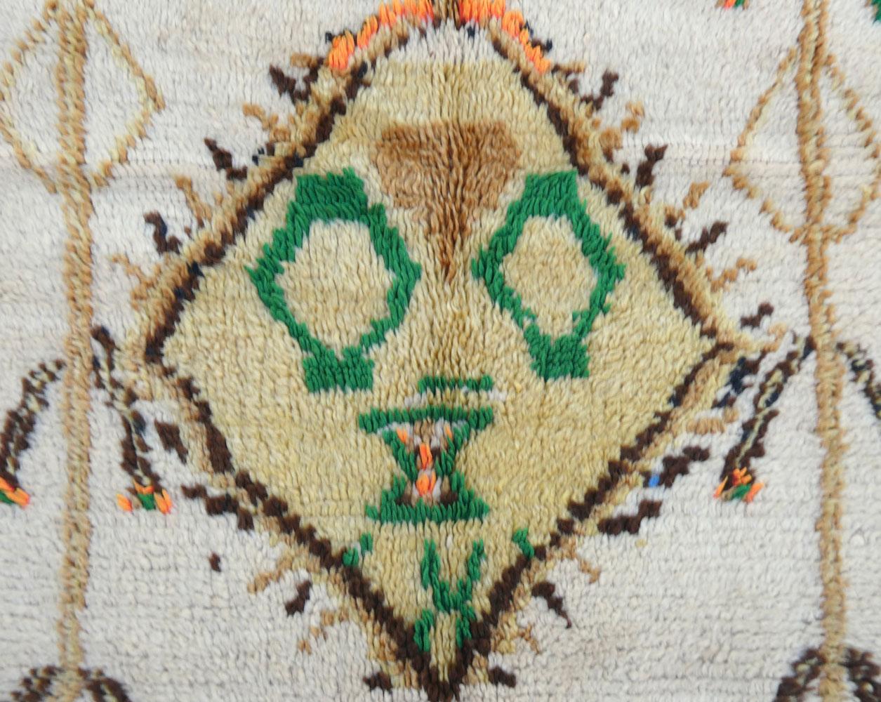Tappeto Boujad degli anni '70 circa, tessuto a mano con lana avorio, marrone e verde in un disegno berbero astratto. Dimensioni: 2'7 x 3'5