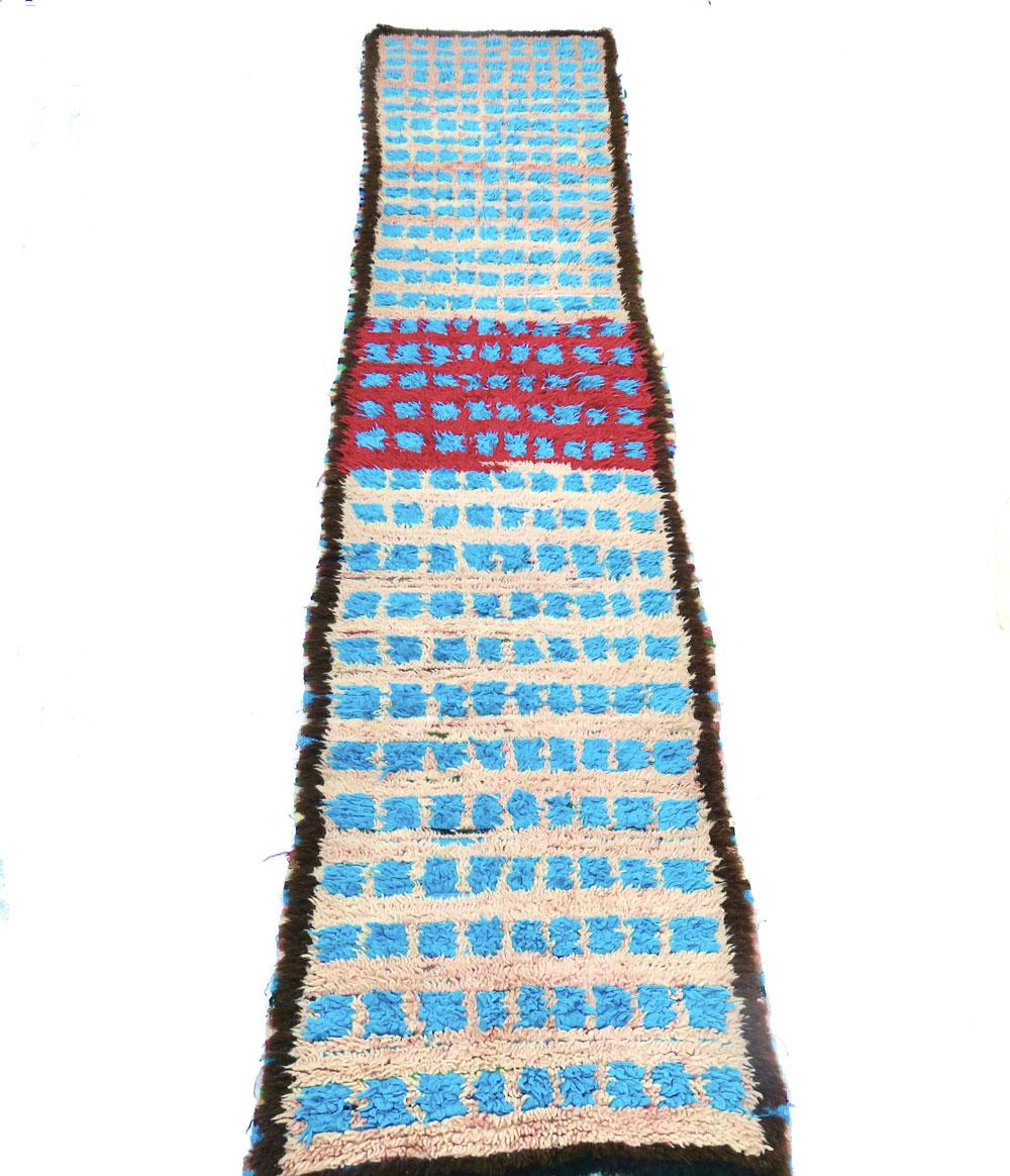Runner marocchino Boujad tessuto a mano in lana color arancio, blu e rosso con un motivo berbero astratto. 
Dimensioni: 2'7 x 11'9