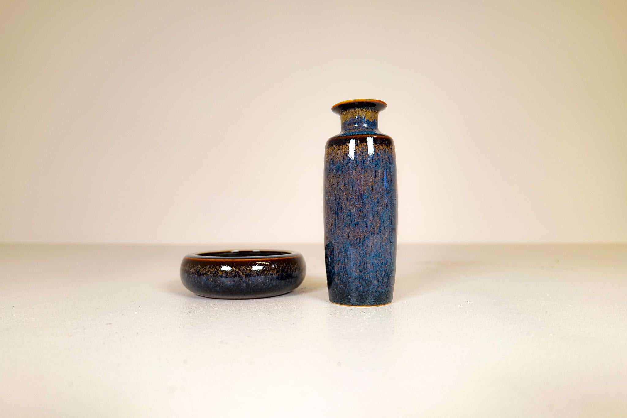 Bol en céramique du milieu du siècle et vase assorti, fabriqués à Rörstrand et réalisés par Carl Harry Stålhane. Fabriqué en Suède dans les années 1950. Magnifiques vases émaillés avec de belles lignes. Cette glaçure typique de la fourrure de