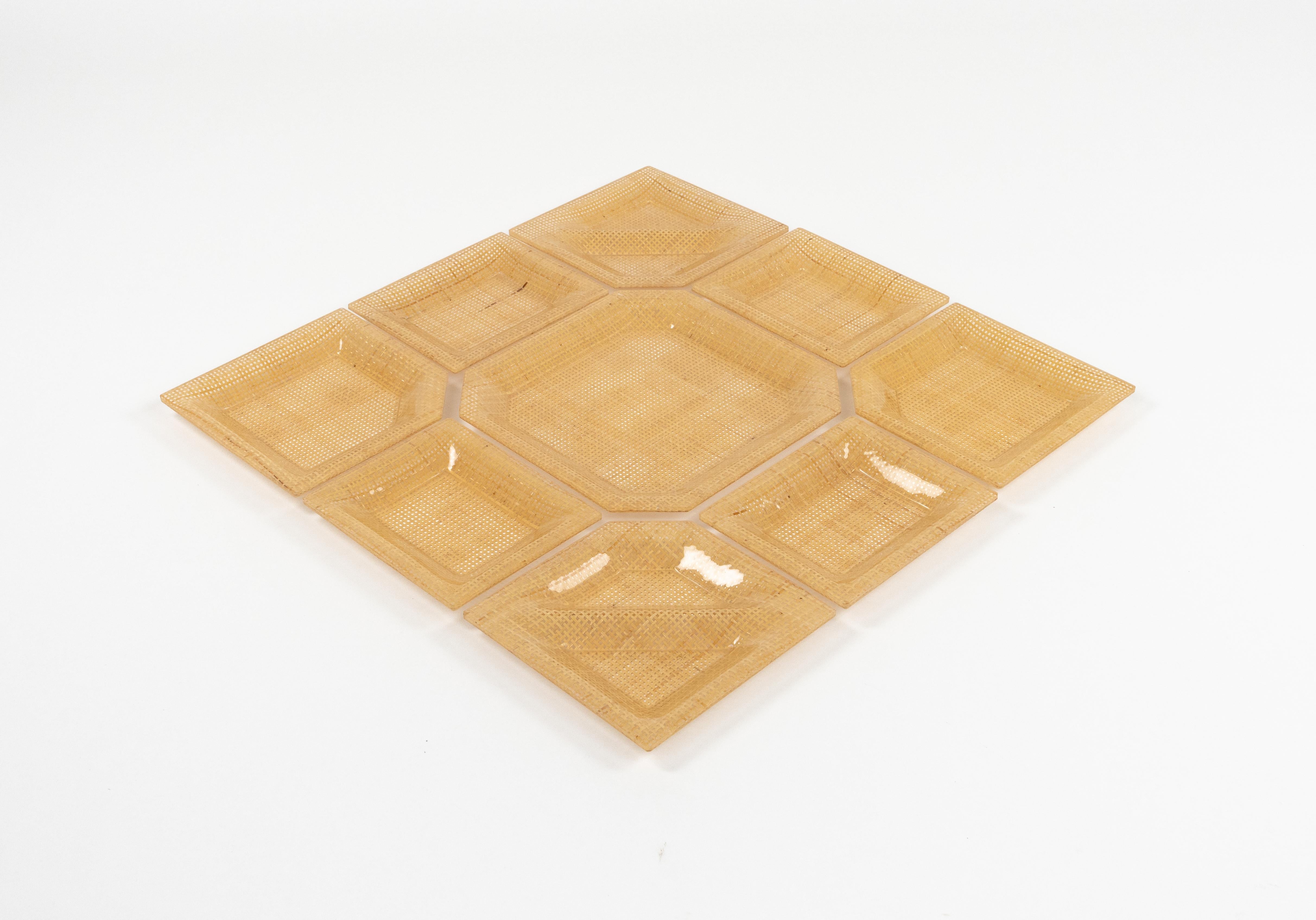 Bellissima ciotola da antipasto/centrotavola in lucite e vimini composta da 9 pezzi nello stile di Christian Dior Home.

Realizzato in Italia negli anni '70.


3 diverse dimensioni:

Ciotola centrale: 28,5 cm x 28,5 cm x 2,5 cm.

Ciotola angolare: