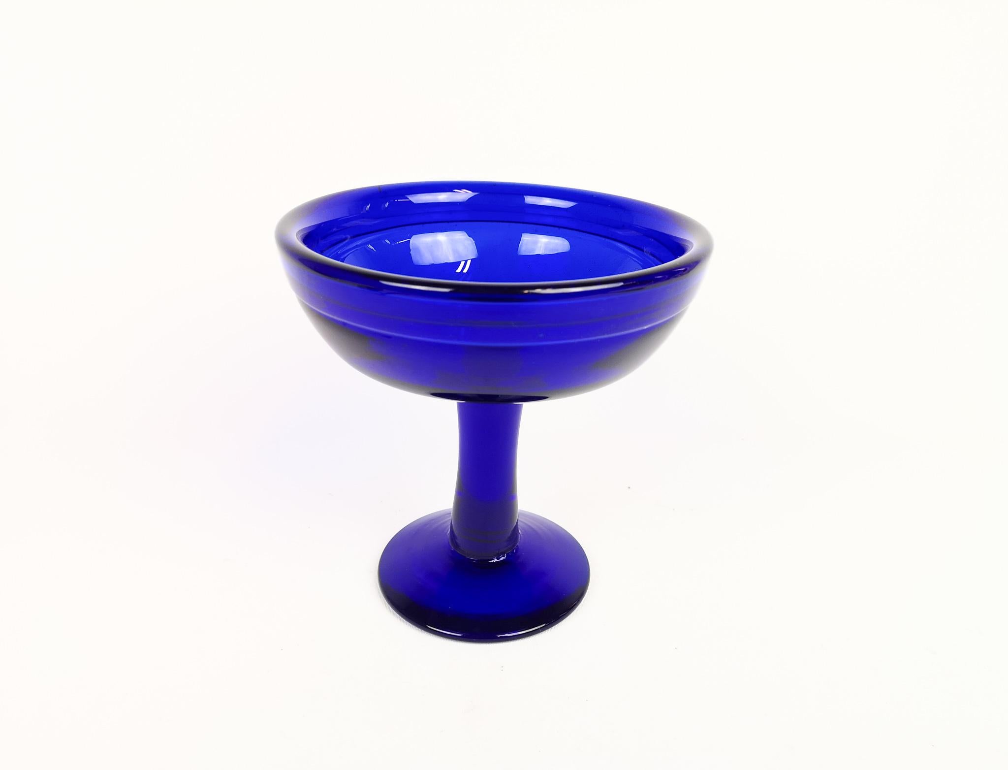 This blue bowl was made at Boda and designed by Erik Höglund in Sweden, 1960s.
The bowls blue color gives the glass that wonderful art shine. 

Very good condition. 

Measures: H 18 D18 cm.
  