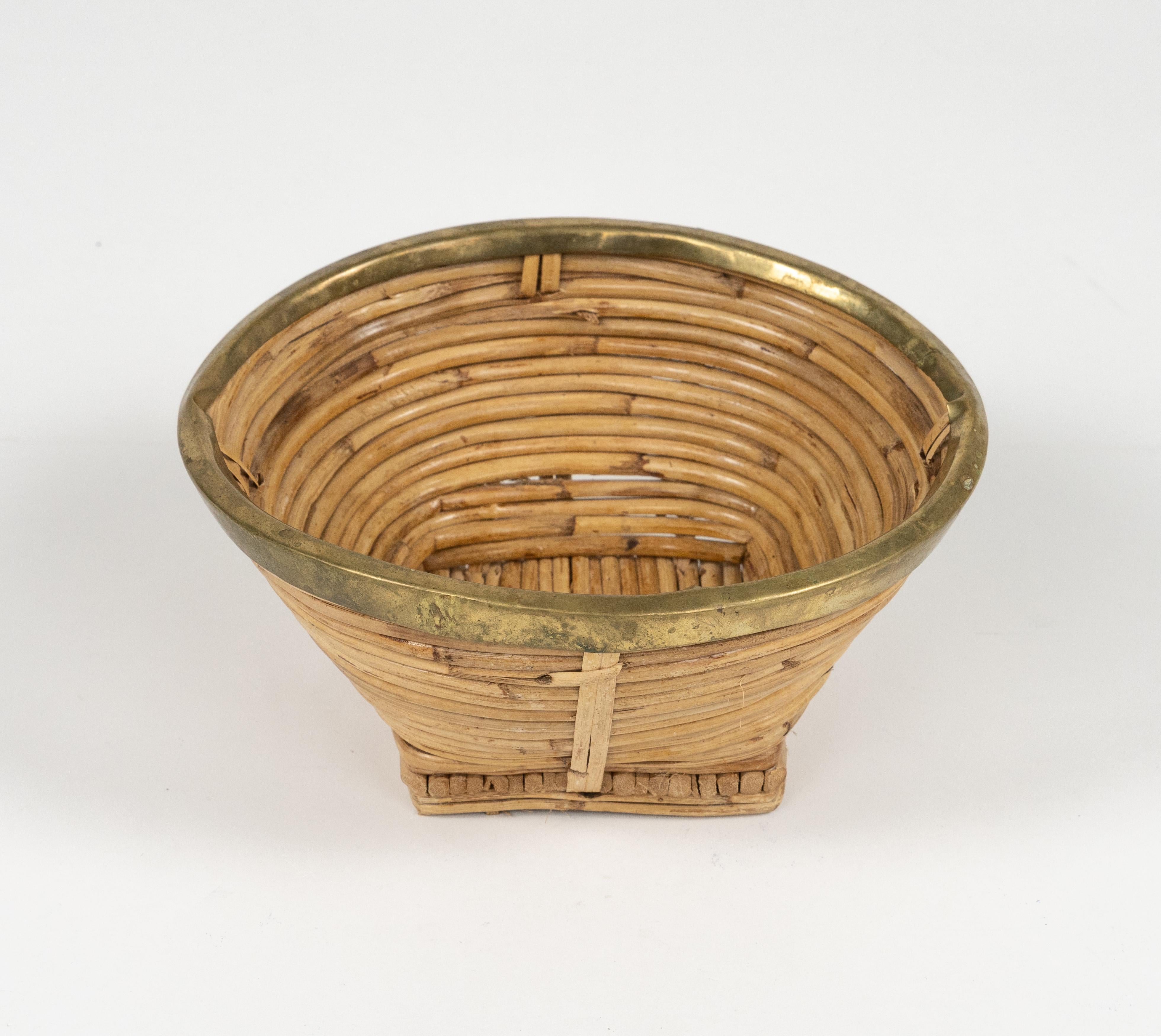 Ciotola o Vide-Poche in rattan, vimini e ottone, Italia, anni '70, del Medioevo in vendita 2