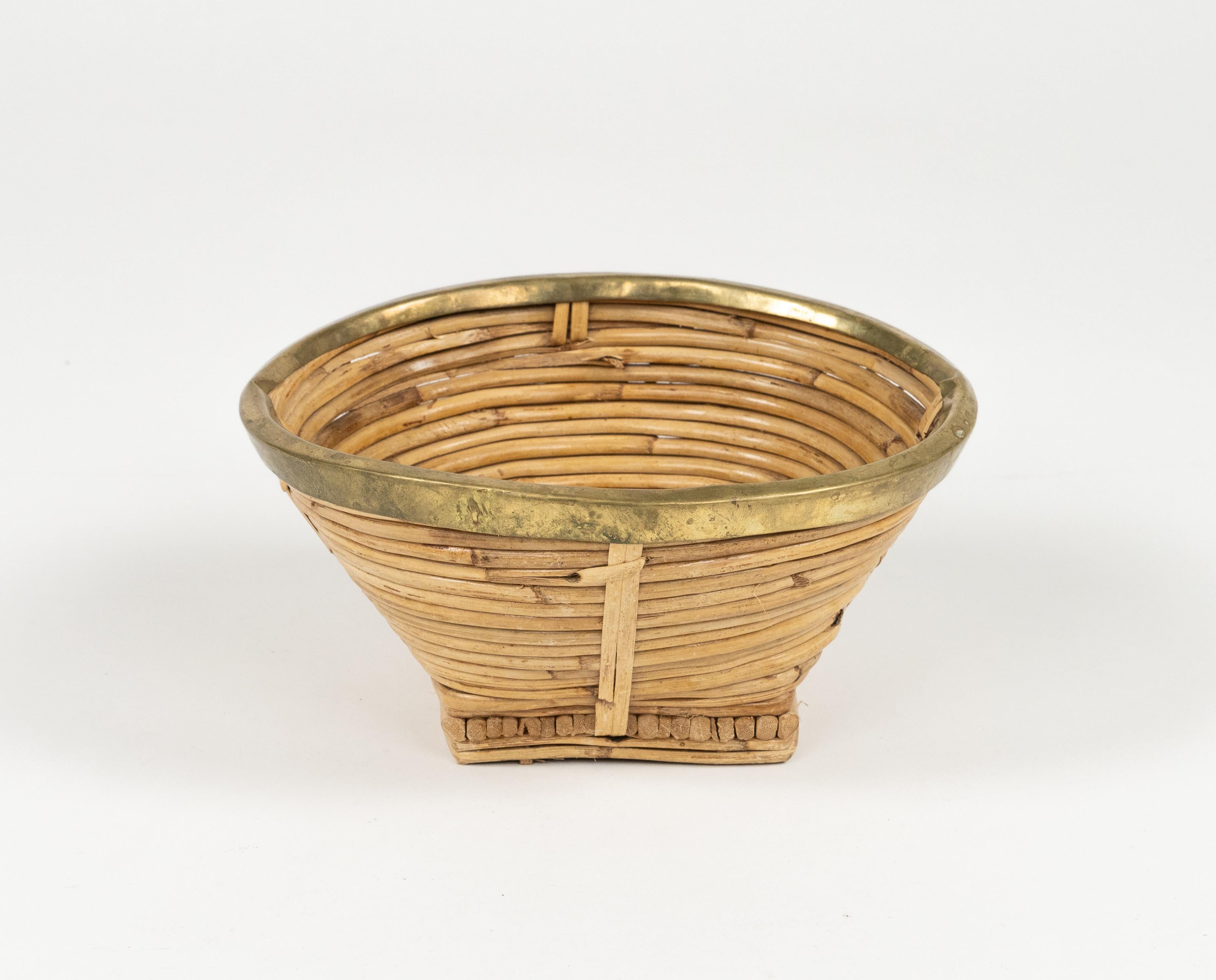 Ciotola o Vide-Poche in rattan, vimini e ottone, Italia, anni '70, del Medioevo in vendita 3