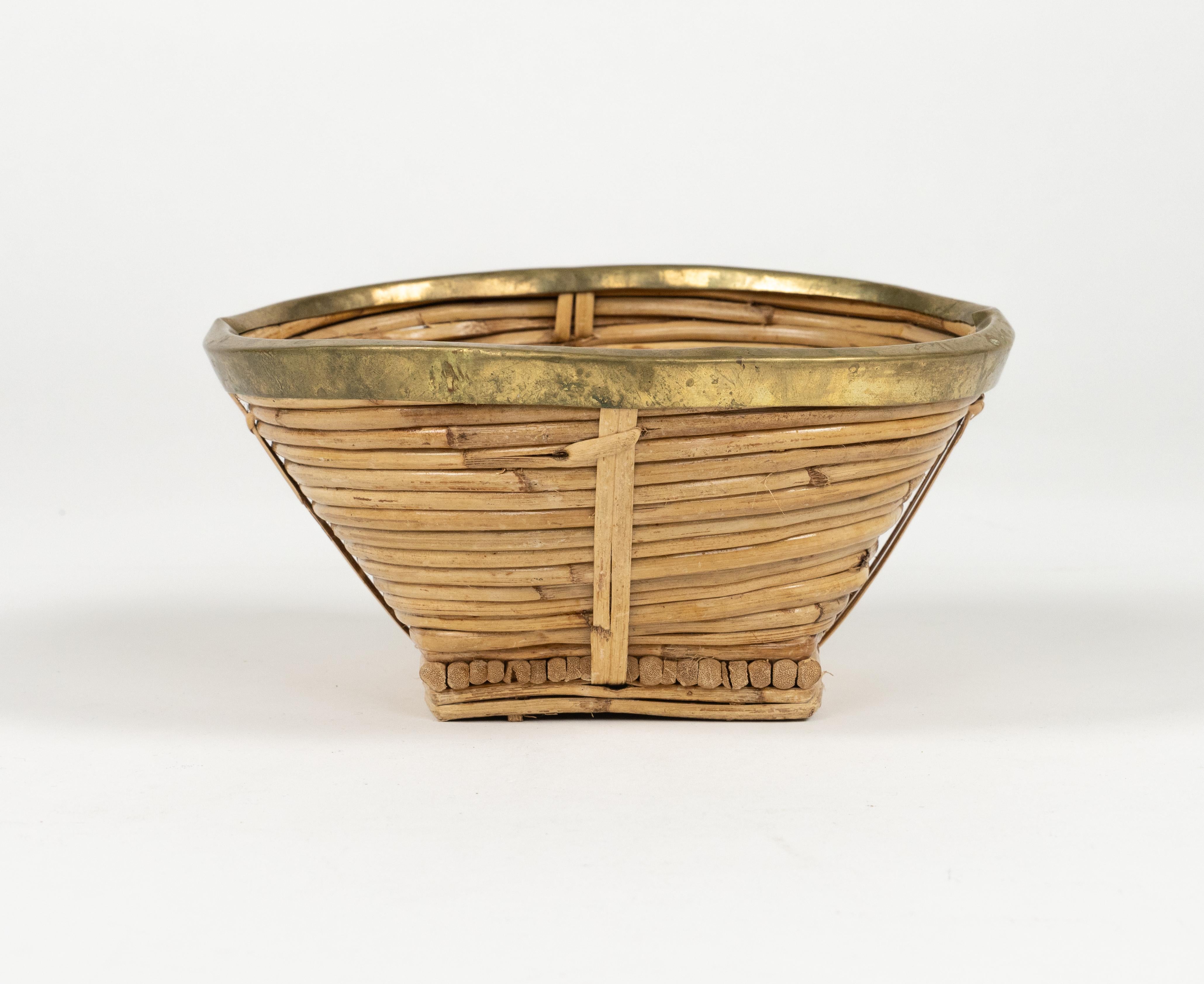 Ciotola o Vide-Poche in rattan, vimini e ottone, Italia, anni '70, del Medioevo in vendita 4